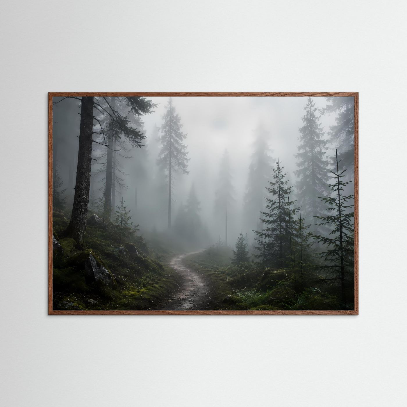 Wandbild mit Nebelwald-Motiv: dunkler Tannenwald und Waldweg im dunklen Eichenrahmen