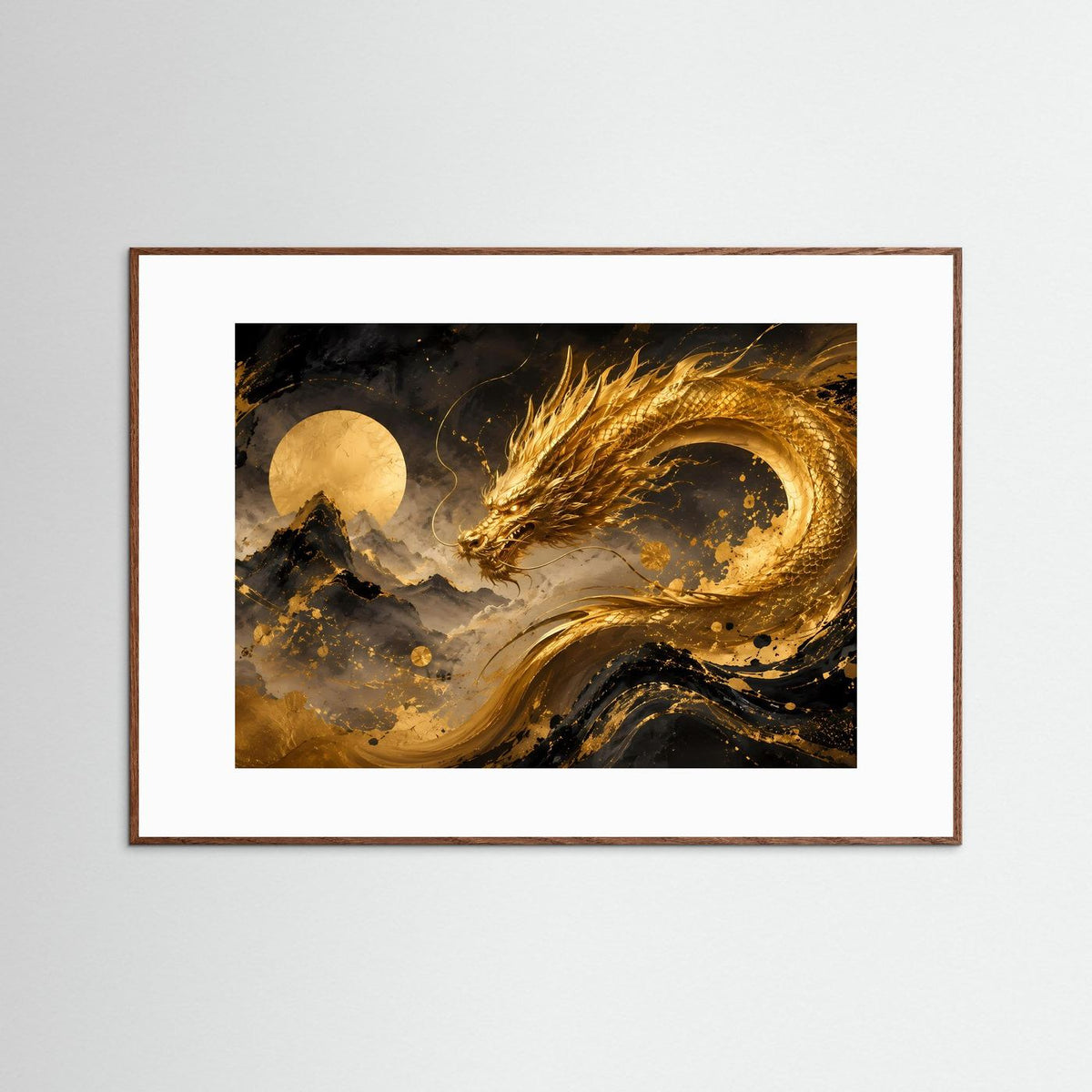 Poster mit goldenem Drachen über Berglandschaft, im dunklen Holzrahmen, Querformat