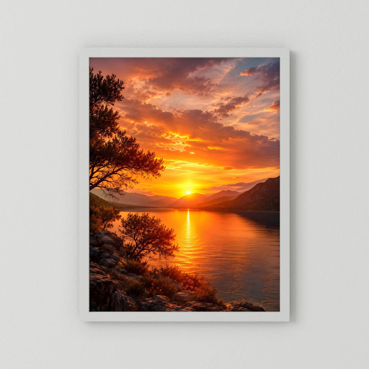 Hochformat-Poster Sonnenuntergang am See mit Bergen, weiß gerahmt