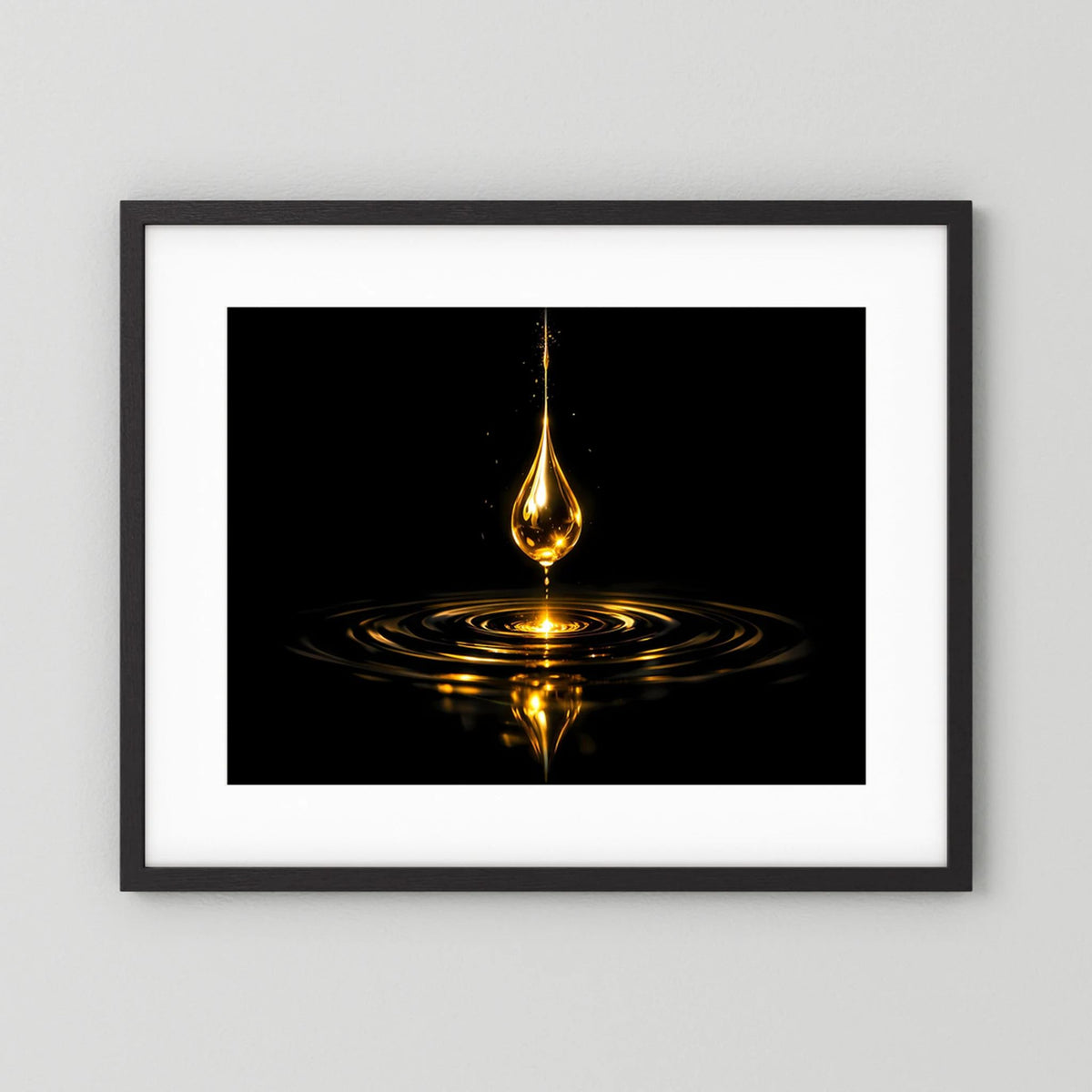 Wandbild im schwarzen Rahmen mit weißem Passepartout und goldenem Wassertropfen