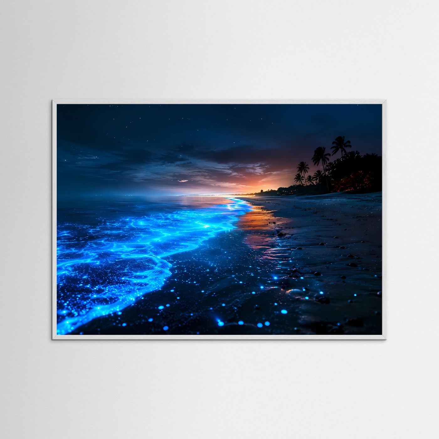Biolumineszenz am Strand bei Nacht | Tropisches Meer Poster | Magisches Meeresleuchten Wandbild Querformat