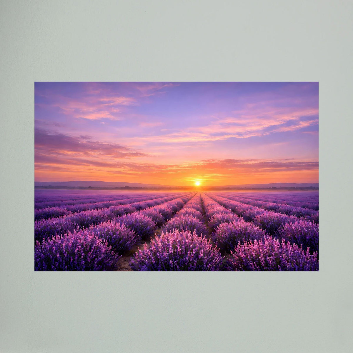 Wandbild im Querformat mit Lavendelfeld, violetten Blüten und orangefarbener Sonne im Zentrum