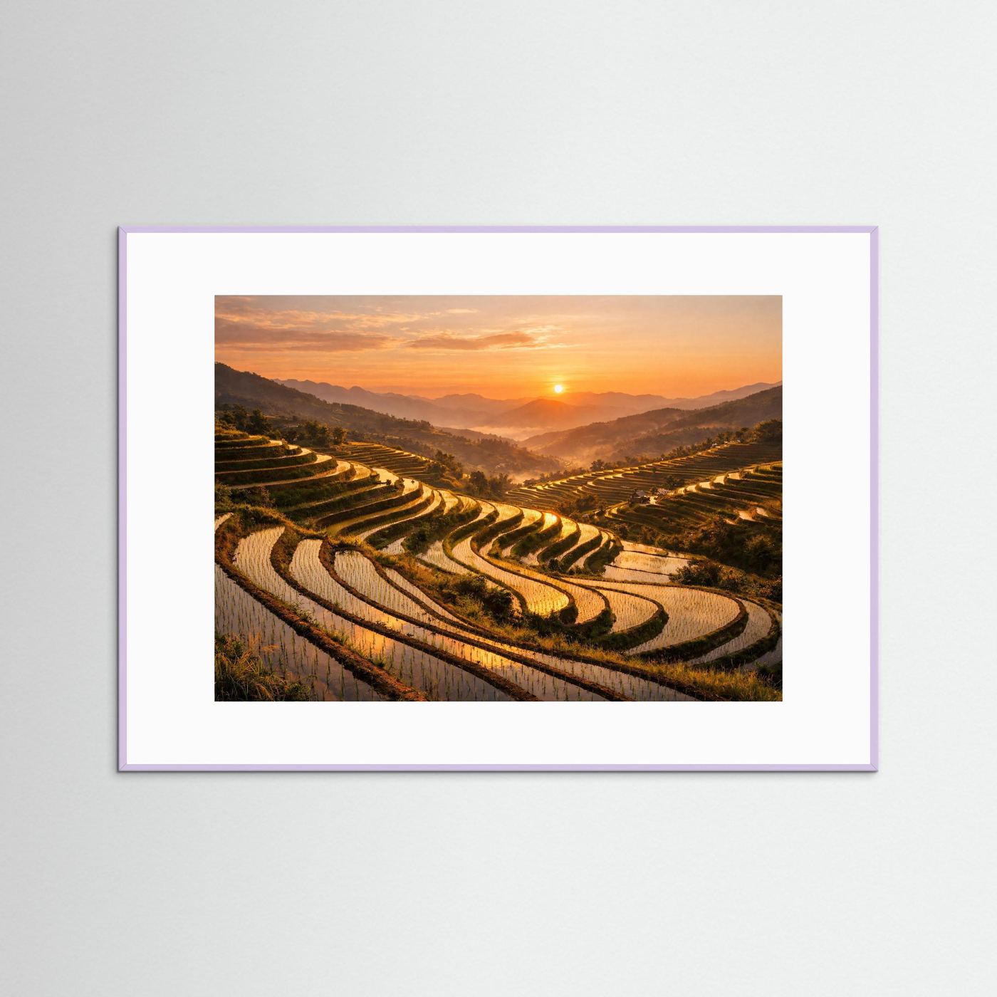 Wandbild mit Reisterrassen bei Sonnenuntergang, weißer Rahmen, farbiger Rand