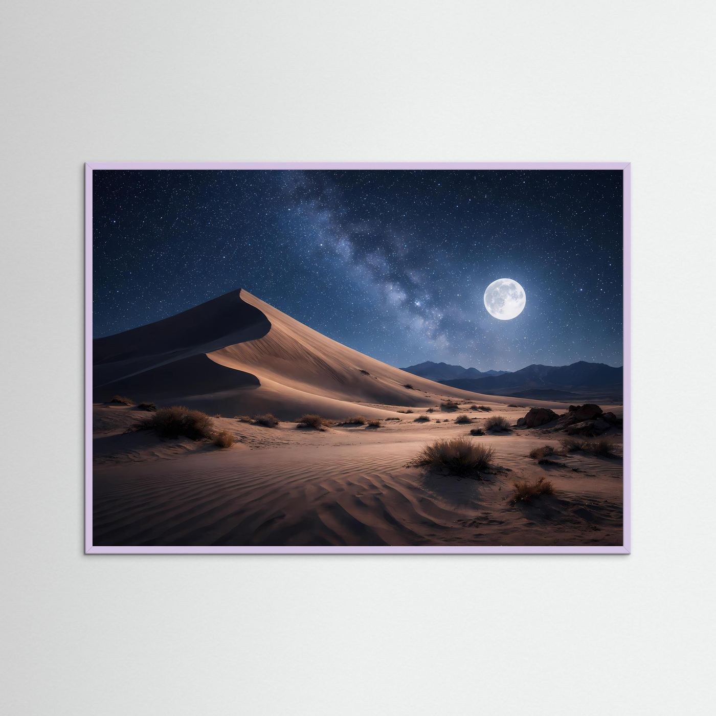 Poster mit Wüsten-Düne bei Nacht, Mondsichel und Sternenhimmel, lila Außenrahmen, Querformat