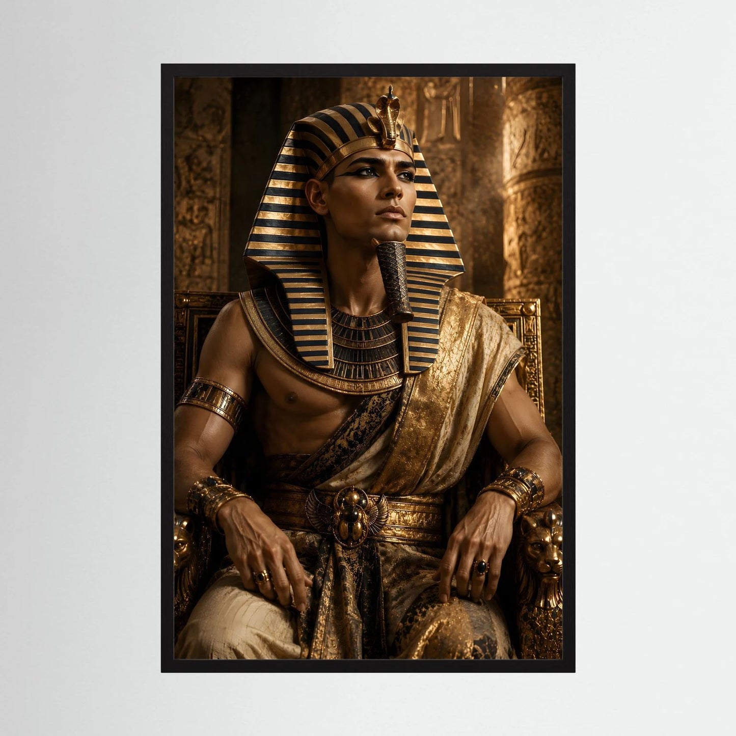 Hochformatiges Wandposter: ägyptischer Pharao im schwarzen und goldenen Ornatsch, beiges Gewand