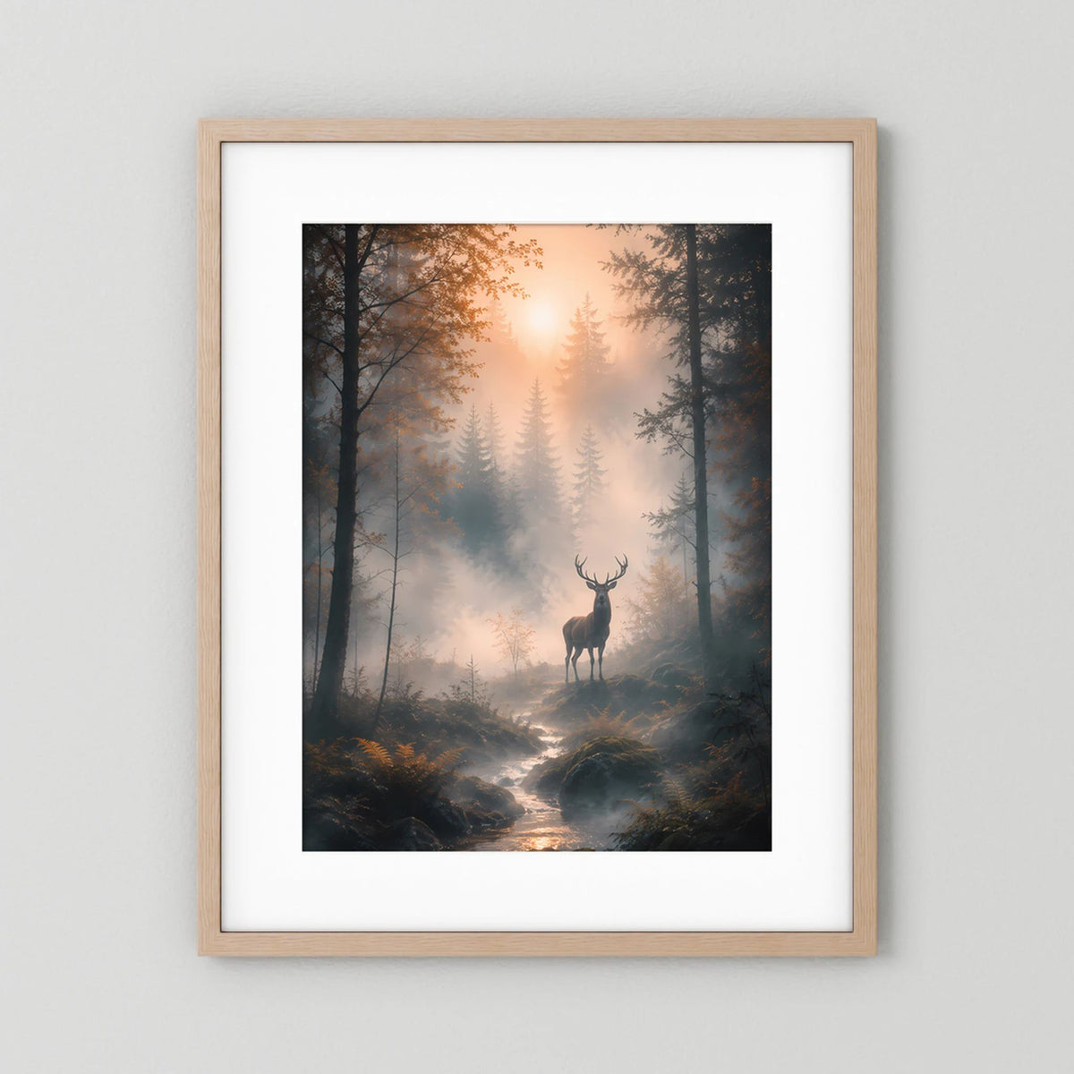 Kunstposter im Hochformat: Hirsch im Nebelwald bei Sonnenaufgang, Waldweg und Bachlauf, helle Holzrahmen