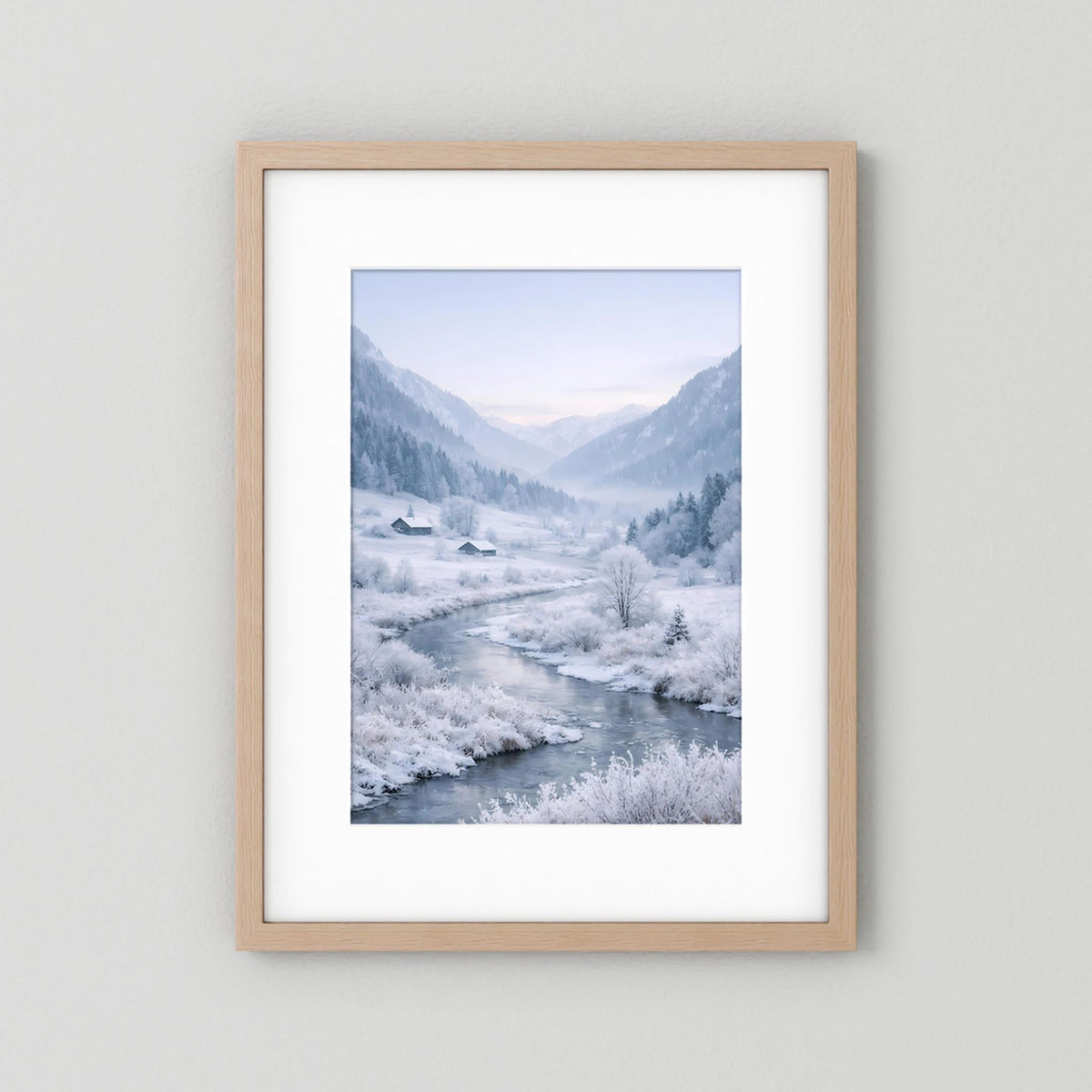 Gerahmtes Winterlandschafts-Poster mit Fluss und verschneitem Tal, heller Holzrahmen