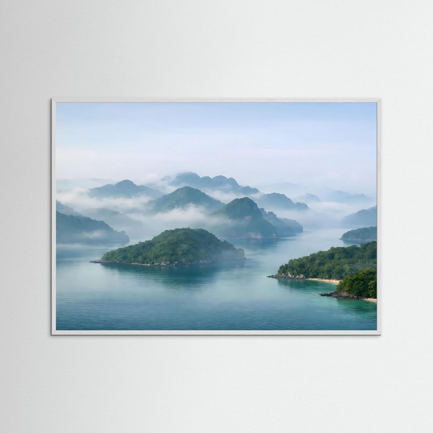 Poster mit Fjordlandschaft im Querformat, weißer Holzrahmen: Wasser, Inseln, Nebelberge