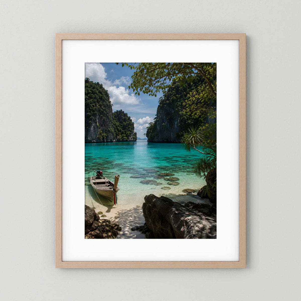 Gerahmtes Poster im hellen Holzrahmen: türkisblaues Meer, Boot und Felsen