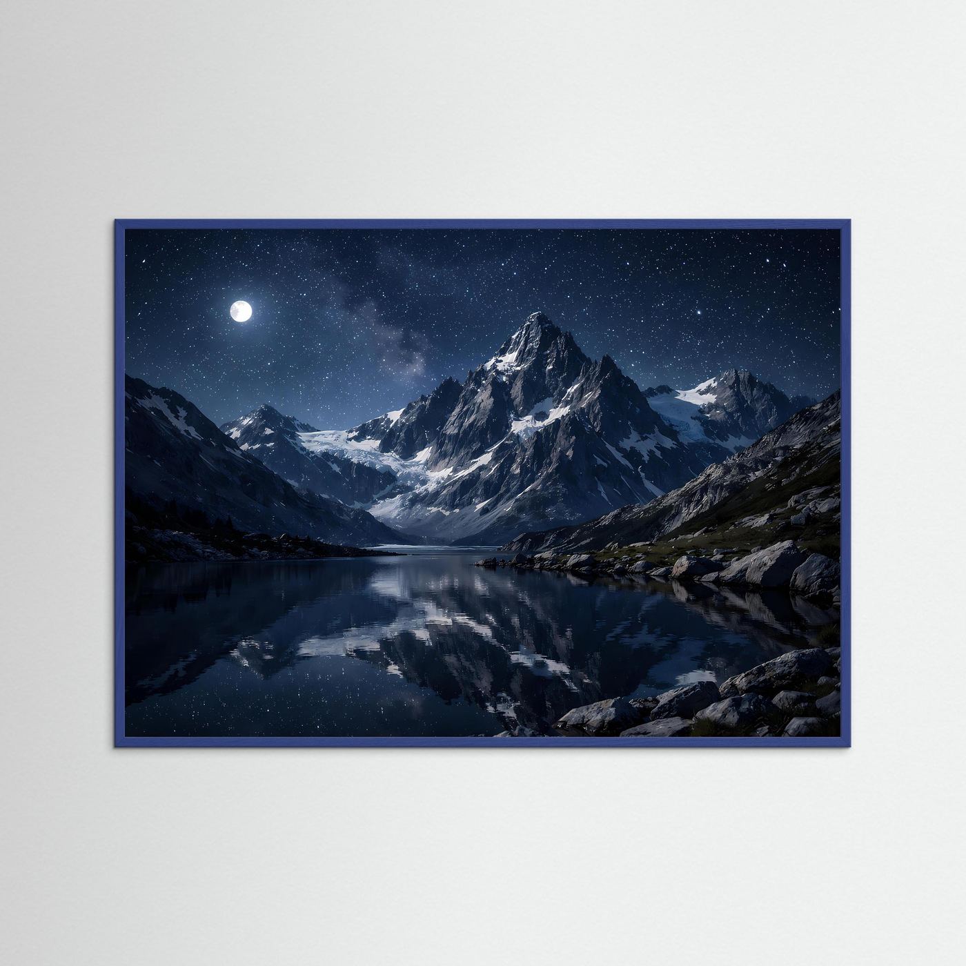 Querformat-Poster mit Bergsee bei Mondlicht und Sternenhimmel, blauer Holzrahmen