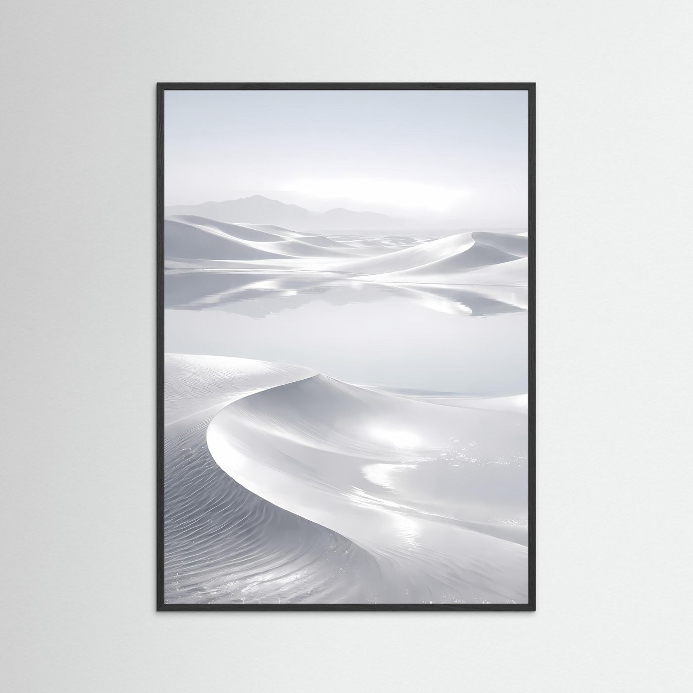 Wandposter im schwarzen Rahmen mit hellem Wüstenpanorama und geschwungenen Dünen
