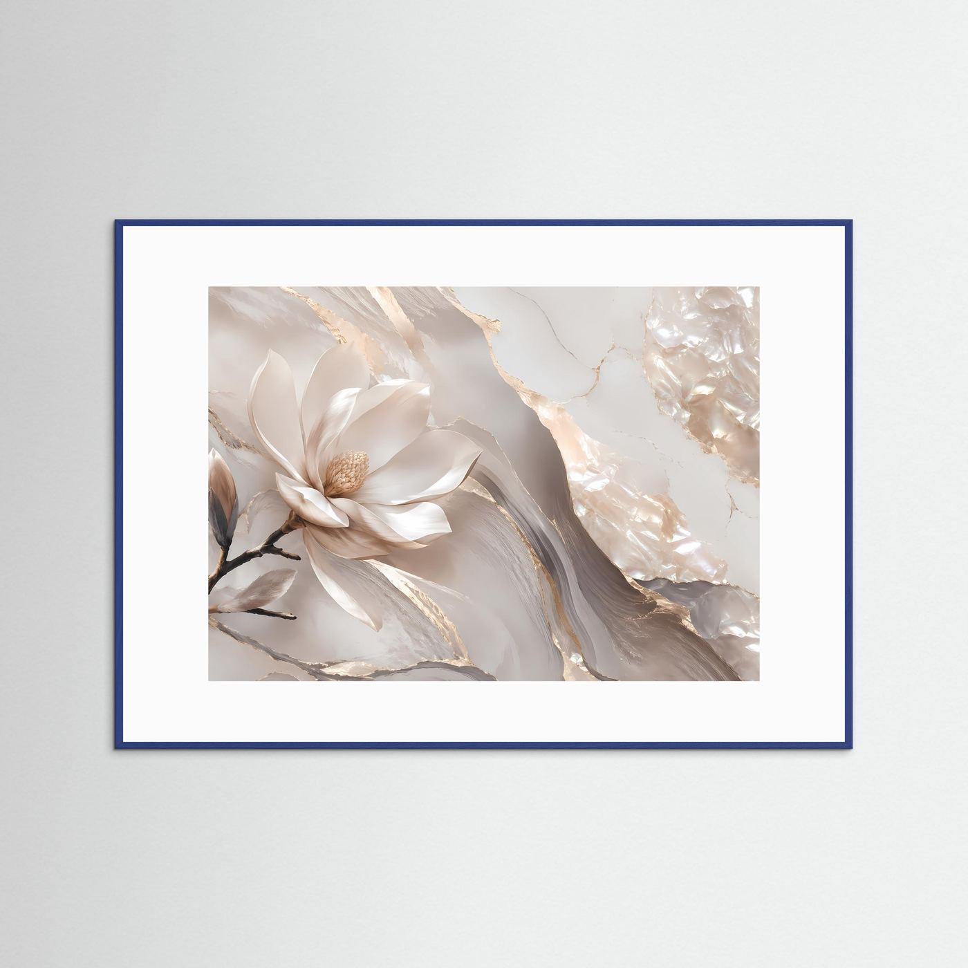 Wandbild mit weißer Magnolie, perlmuttfarbenen Adern und goldenen Akzenten im blauen Rahmen