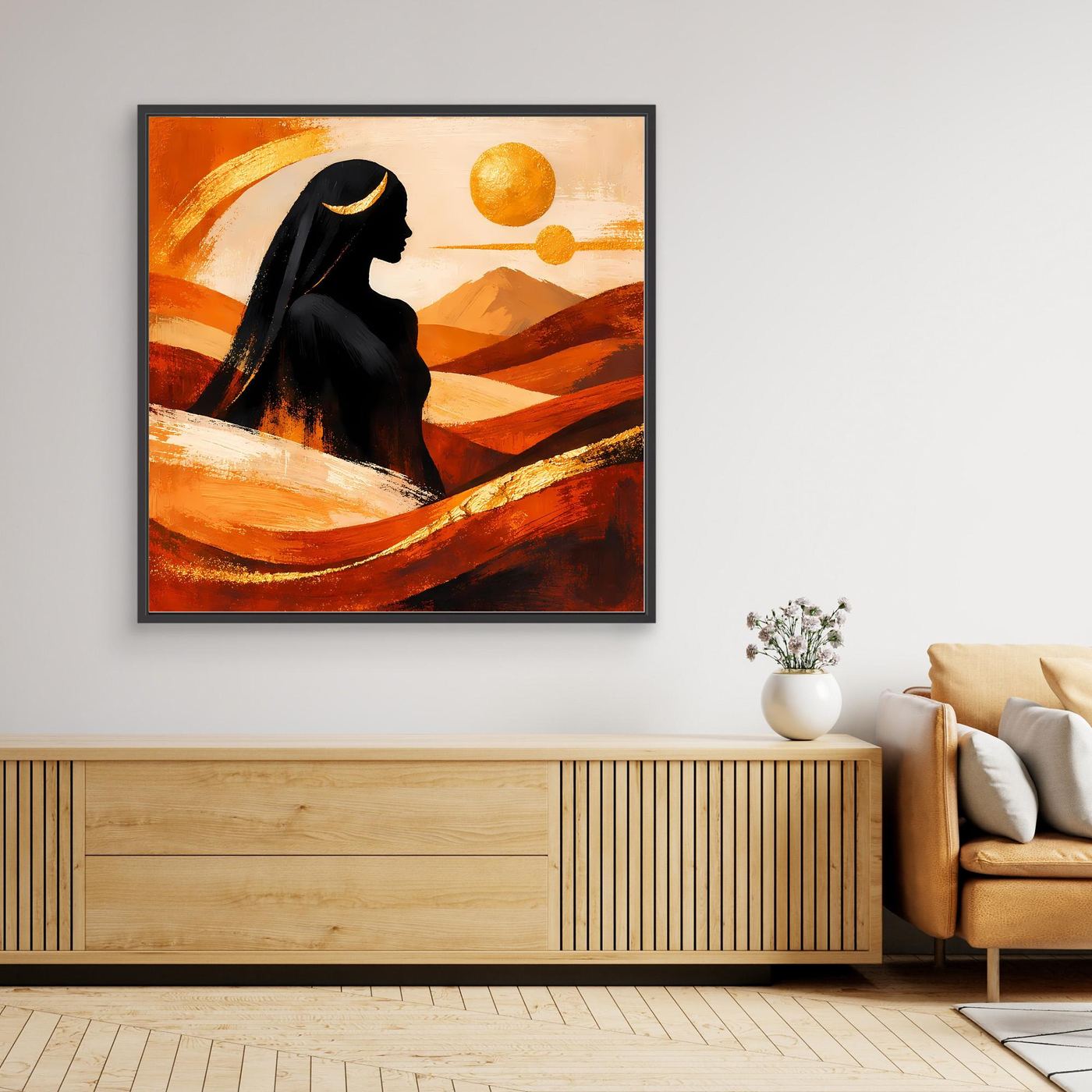 Gerahmtes Leinwandbild: Frauen-Silhouette in der Wüste, Gold & Terrakotta, schwarzer Rahmen.