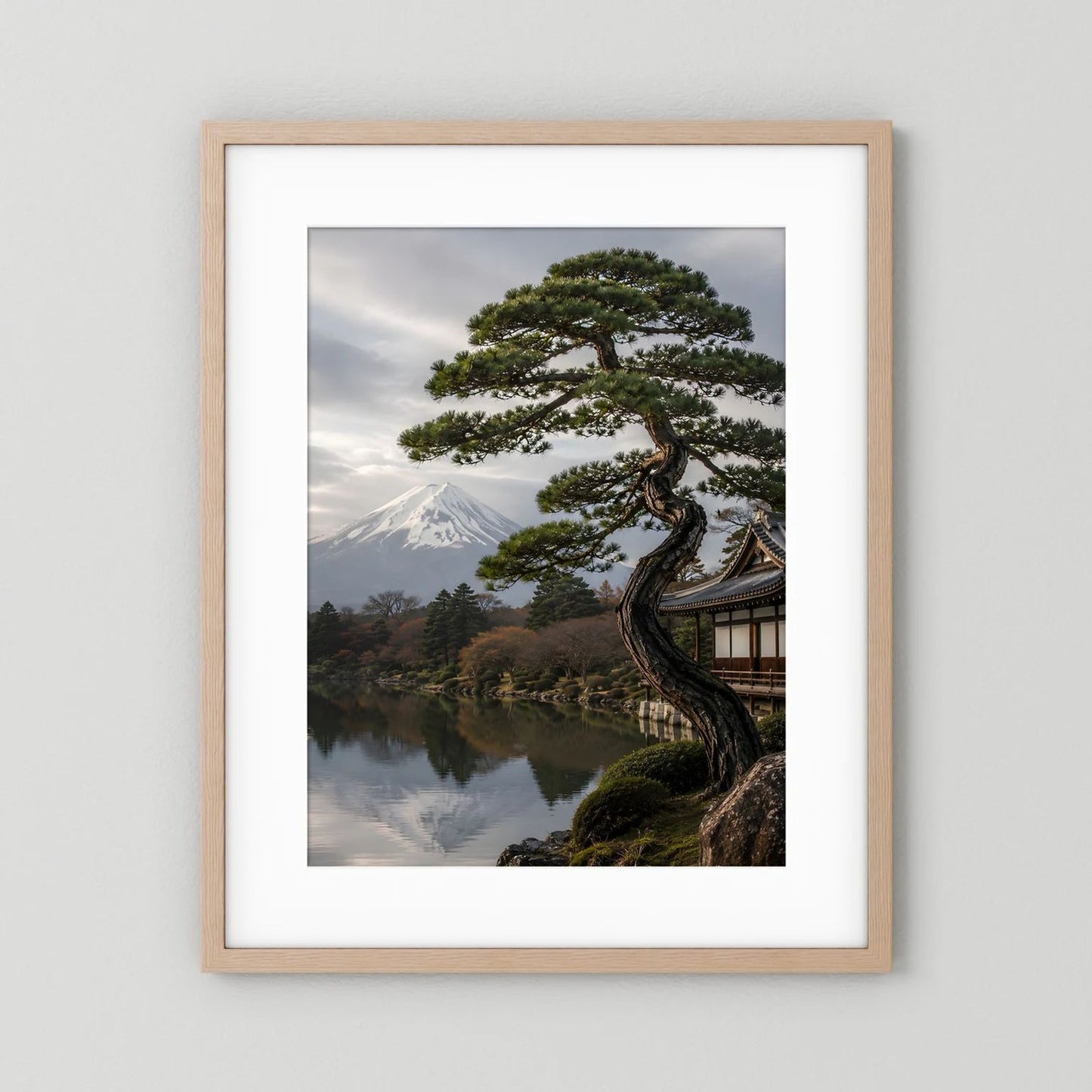 Hochformatposter mit hellem Holzrahmen und weißem Passepartout, japanischer Garten