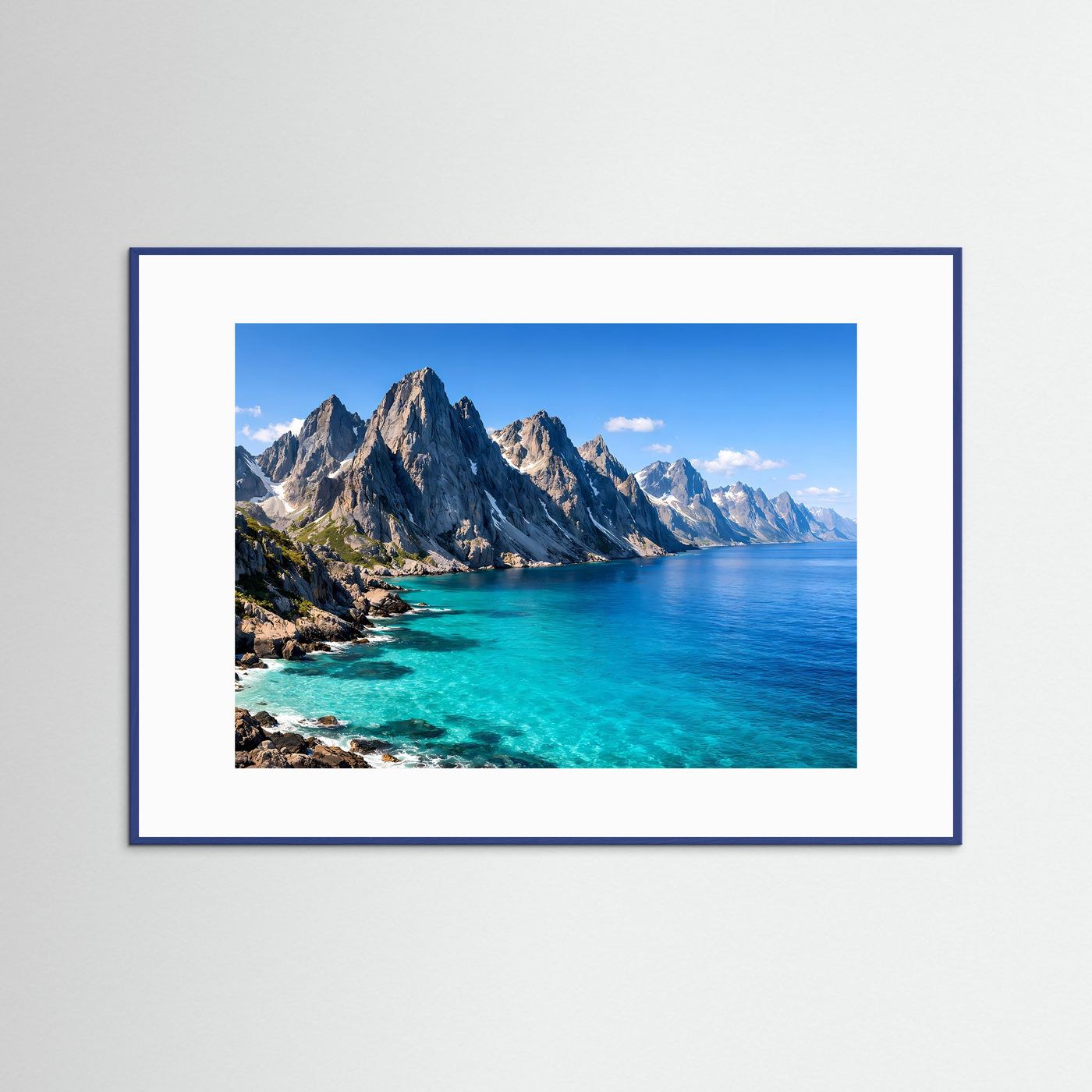 Poster im Querformat mit blauem Rahmen, Küstenfelsen und türkisfarbenem Meer