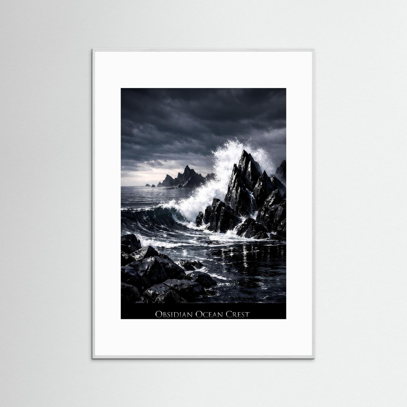 Poster im Hochformat mit Sturmflut und schwarzen Felsen, weißer Holzrahmen