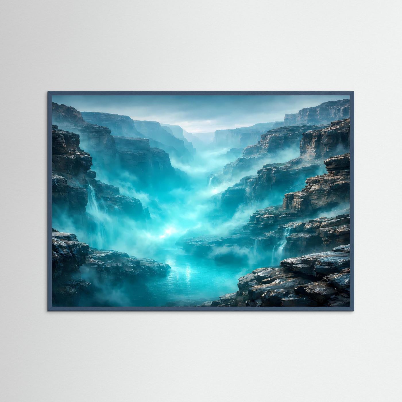Canyon-Poster mit türkisfarbenem Nebel, dunkelblauer Holzrahmen