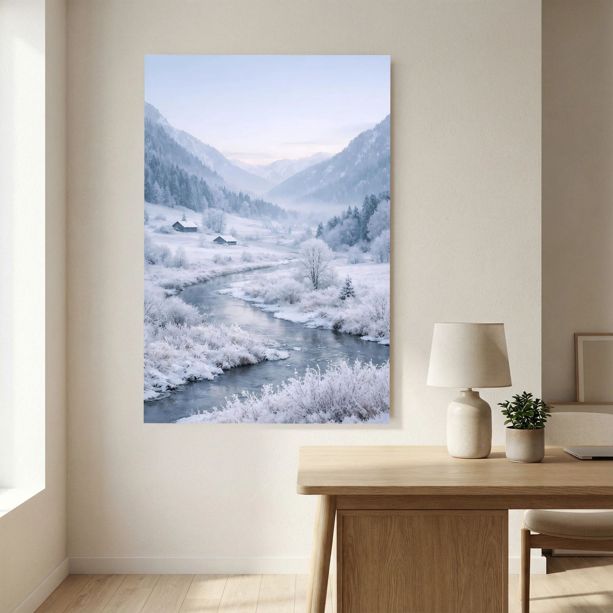 Winterliches Poster mit Fluss durch verschneite Wiesen und Hügel, Hochformat