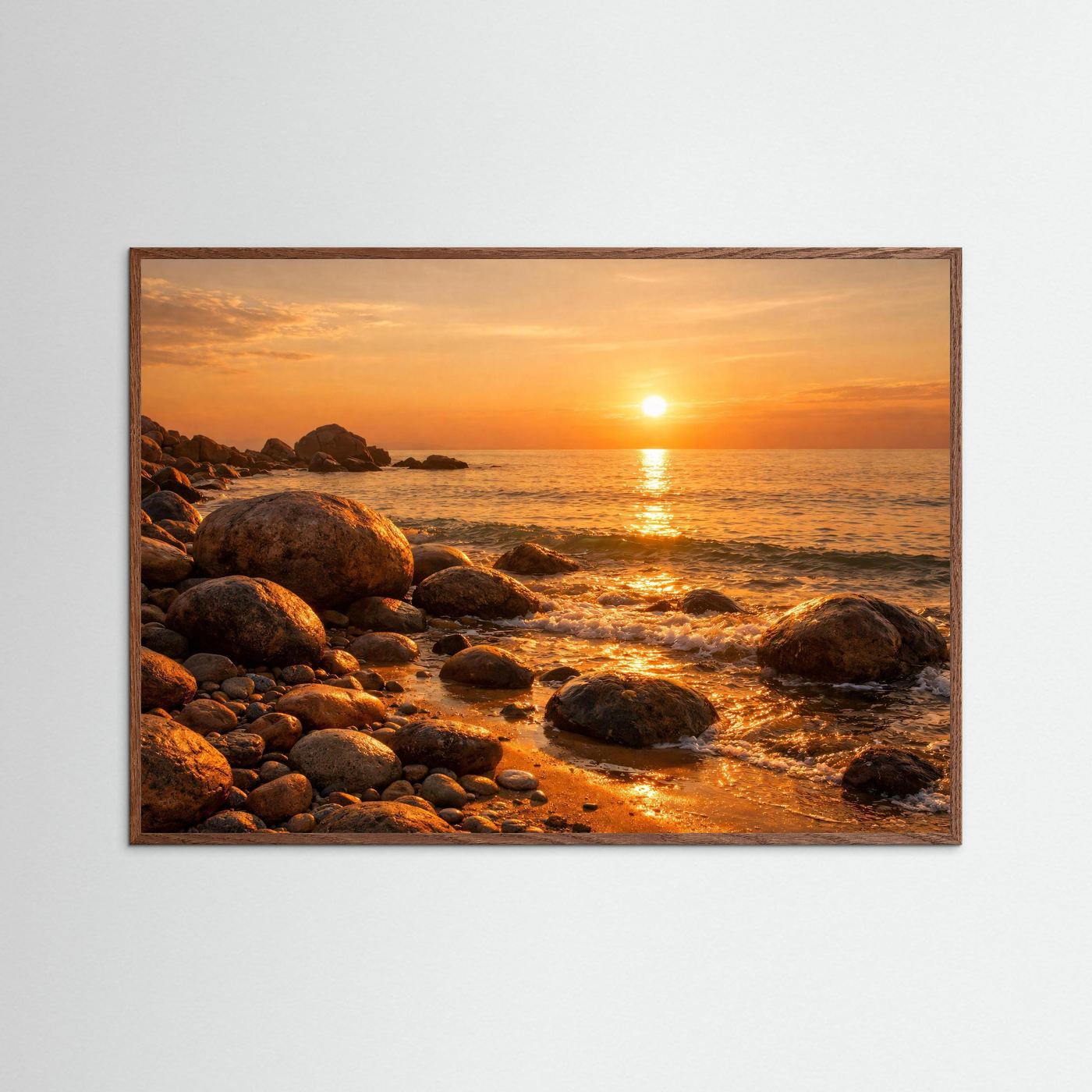 Panoramaposter mit Sonnenuntergang am Felsenstrand, Steine am Ufer, goldenes Licht im Meer