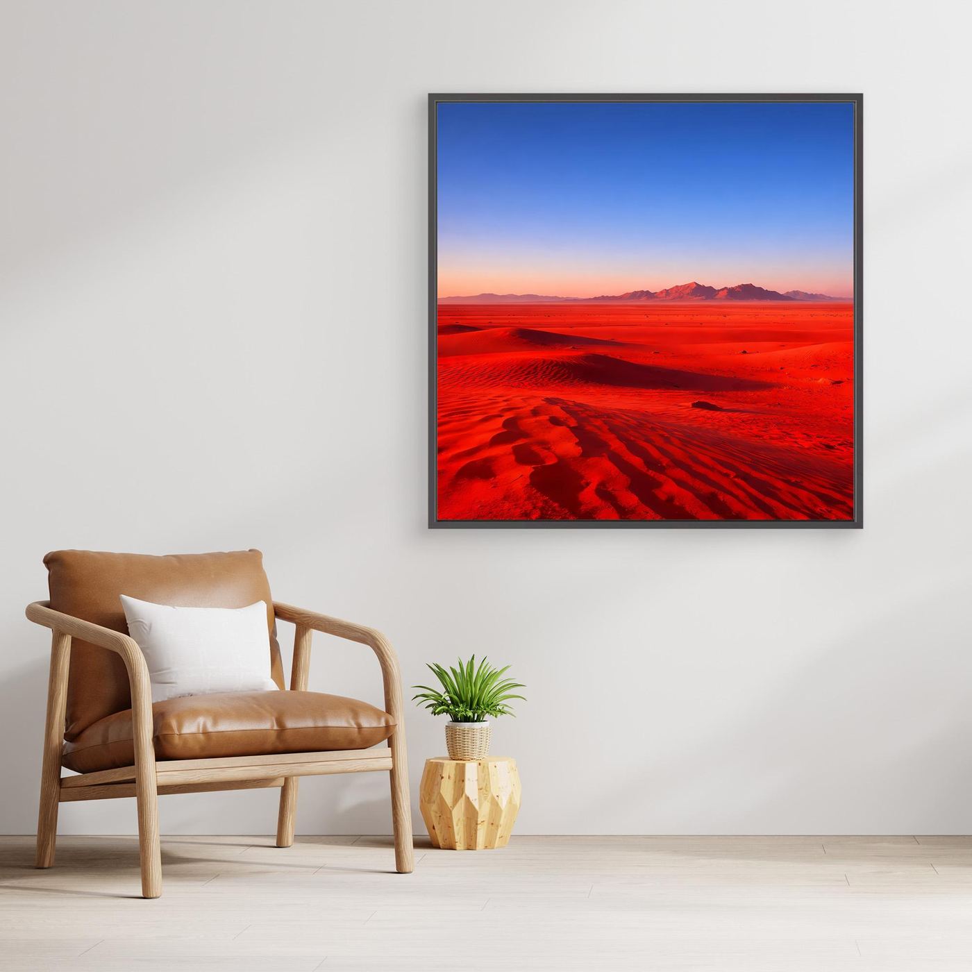 Gerahmtes Leinwandbild mit dunklem Rahmen: rote Dünenlandschaft unter blauem Himmel