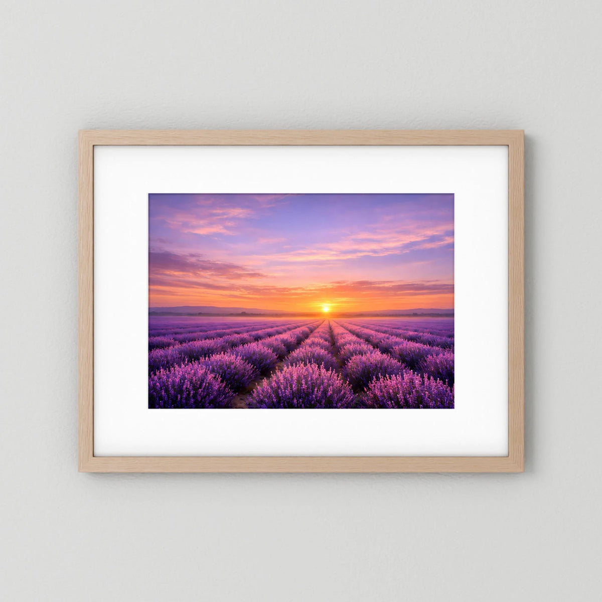 Querformatiges Wandbild im Holzrahmen mit Lavendelfeld und Sonnenaufgang