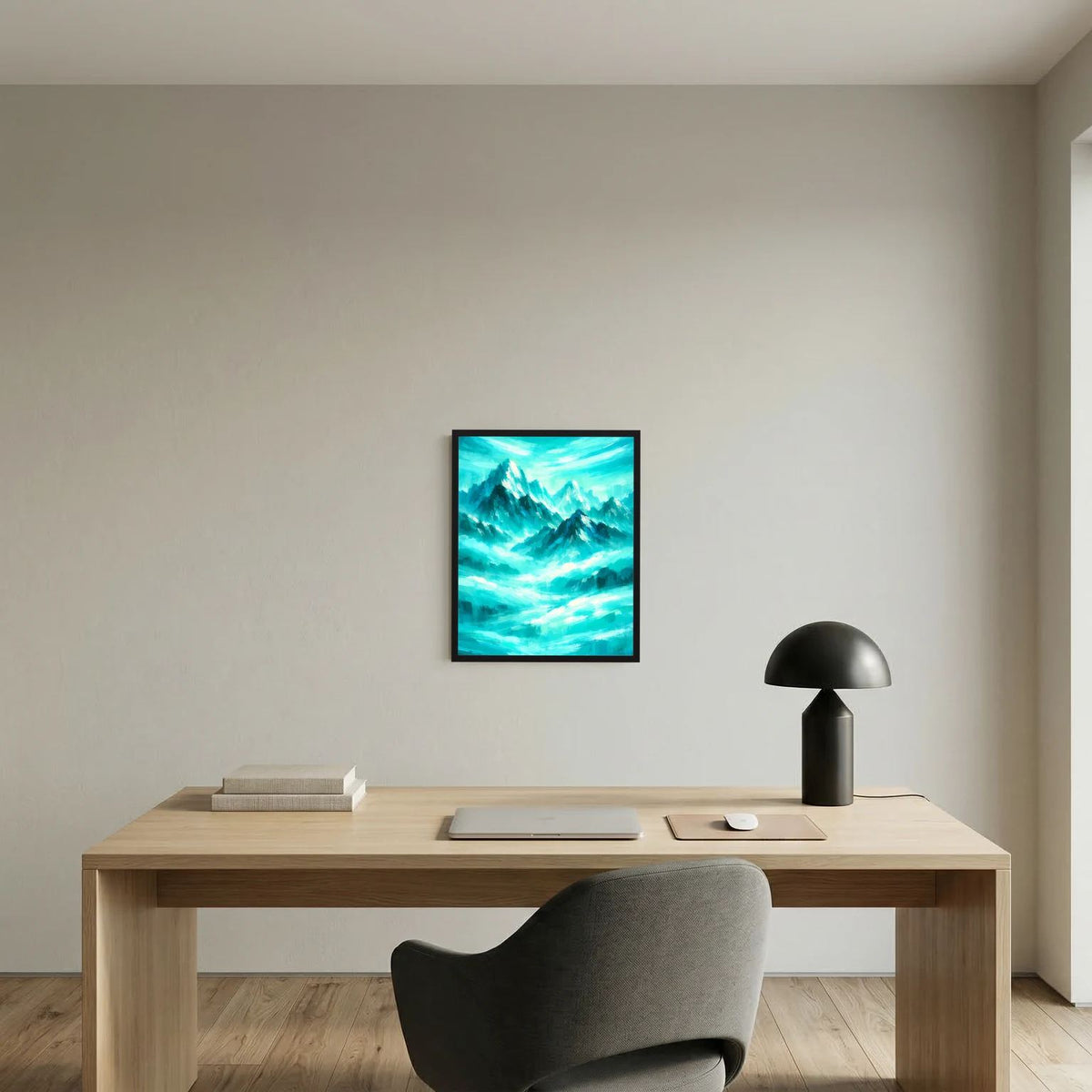 Gerahmtes Poster mit türkisweißer Berglandschaft über einem Holztisch