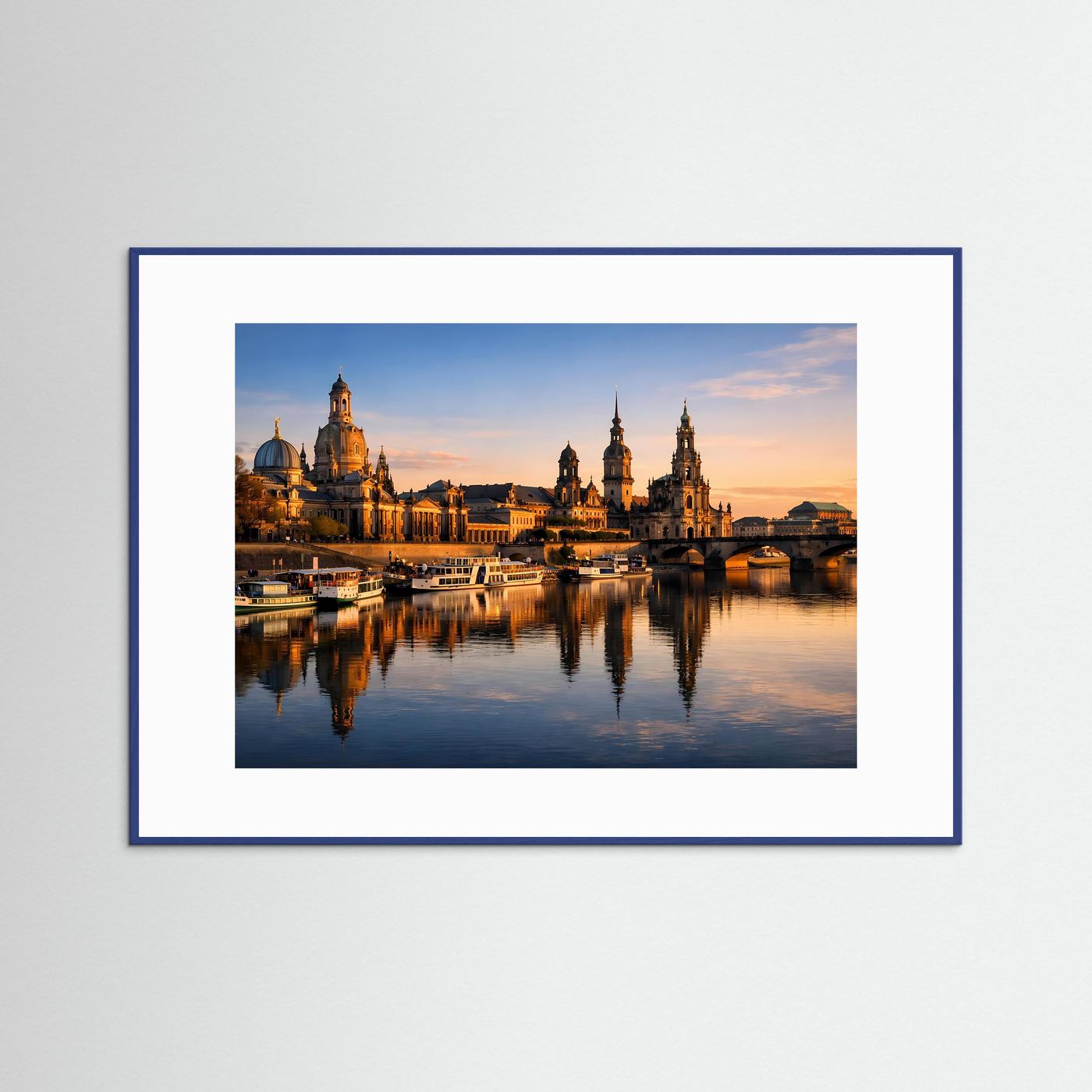 Panoramaposter Dresden an der Elbe, Querformat, mit weißem Passepartout und blauem Rahmen