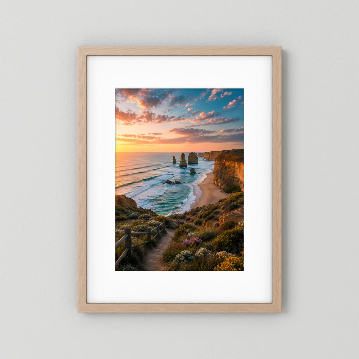 Hochkant-Poster mit Küstenlandschaft bei Sonnenuntergang, Eichenholzrahmen und weißes Passepartout
