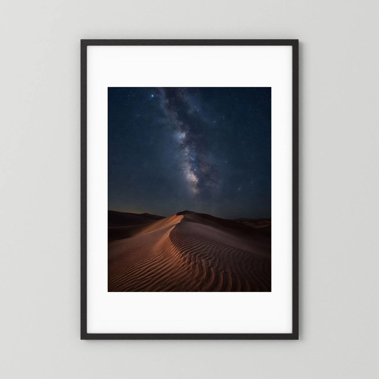 Gerahmtes Hochformatposter: Sanddünen bei Nacht, Milchstraße im Sternenhimmel, schwarzer Rahmen
