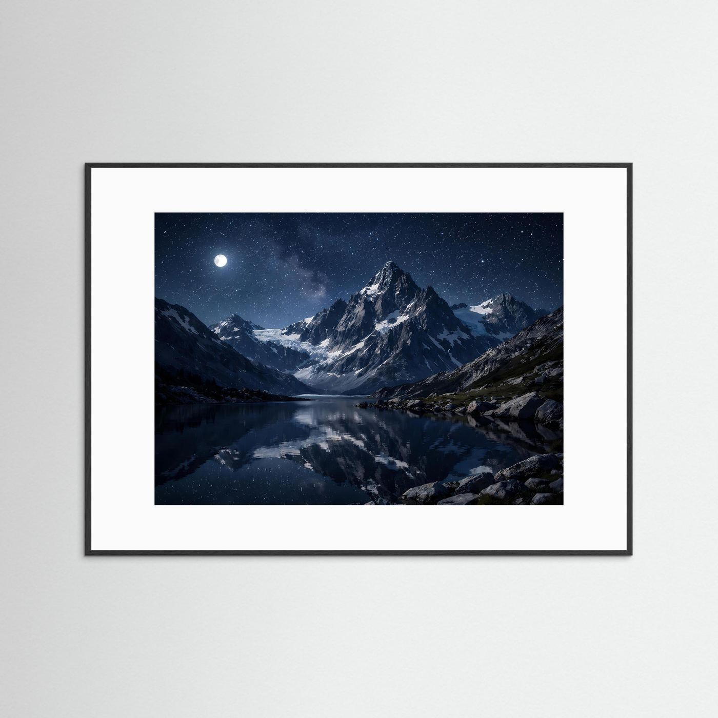 Poster Querformat mit Bergsee bei Nacht, Sternenhimmel und Mond; schwarzer Rahmen