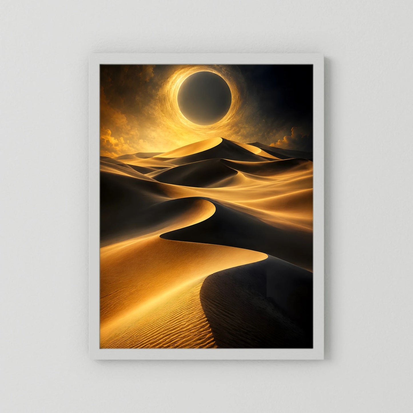 Kunstposter im Hochformat: Sonnenfinsternis über goldenen Dünen, weißer Rahmen