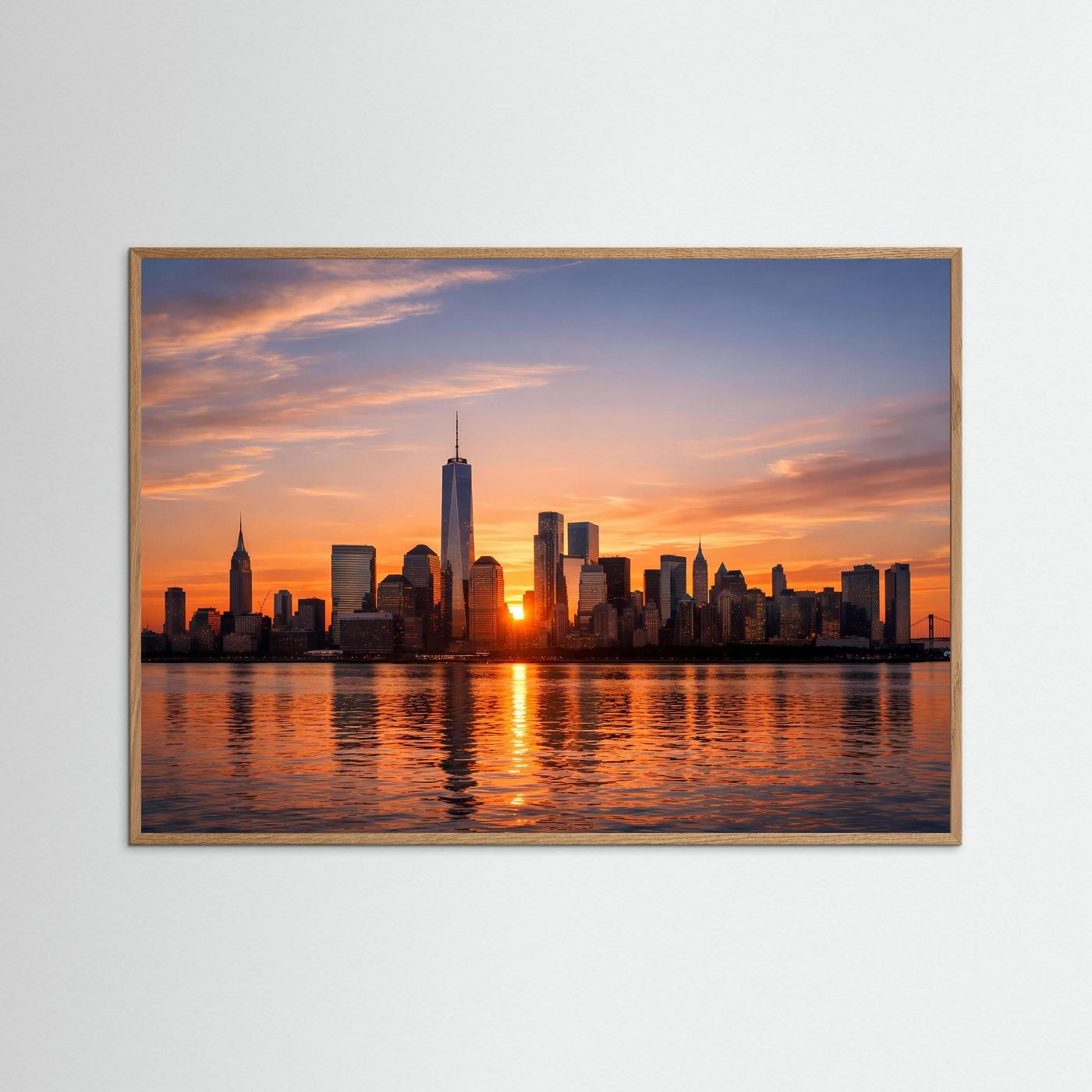 Architekturposter Querformat: New-York-Skyline bei Sonnenuntergang, im braunem Holzrahmen