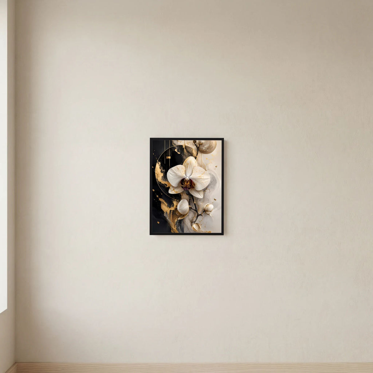 Hochformatiger Kunstdruck mit weißer Orchidee, schwarz-goldenem Hintergrund