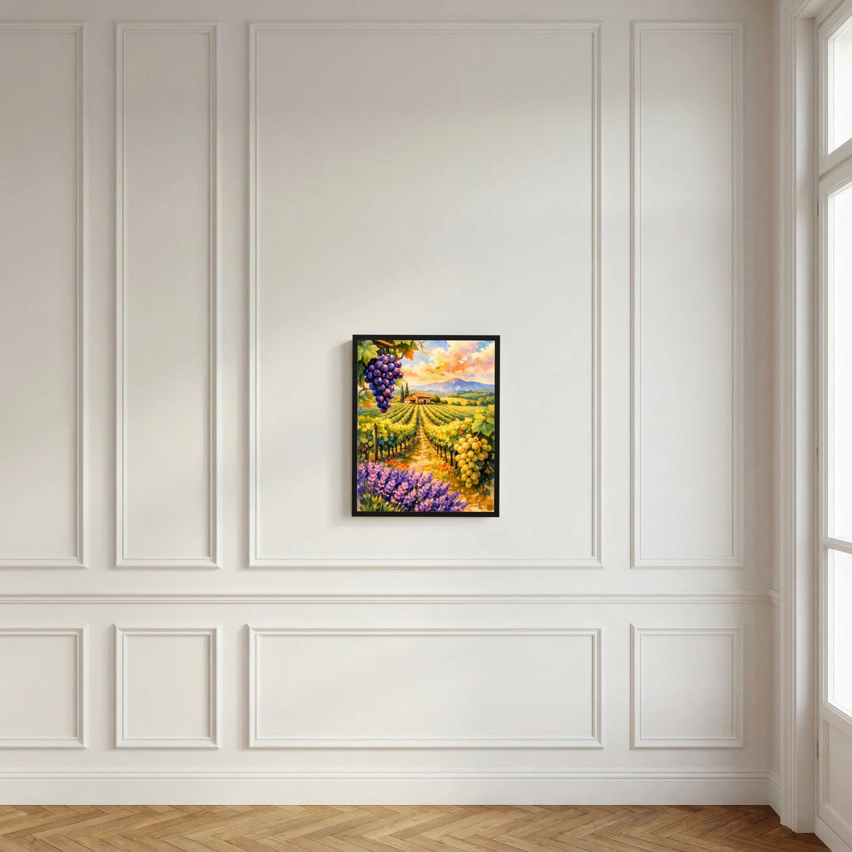 Kleines Hochformat-Poster im schwarzen Rahmen mit Weinberg, Trauben und Lavendelblüten