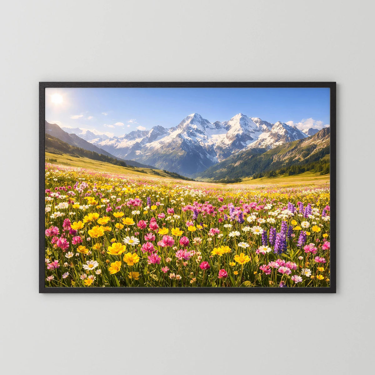 Wandbild mit Alpenblumenwiese und Bergpanorama im schwarzen Rahmen