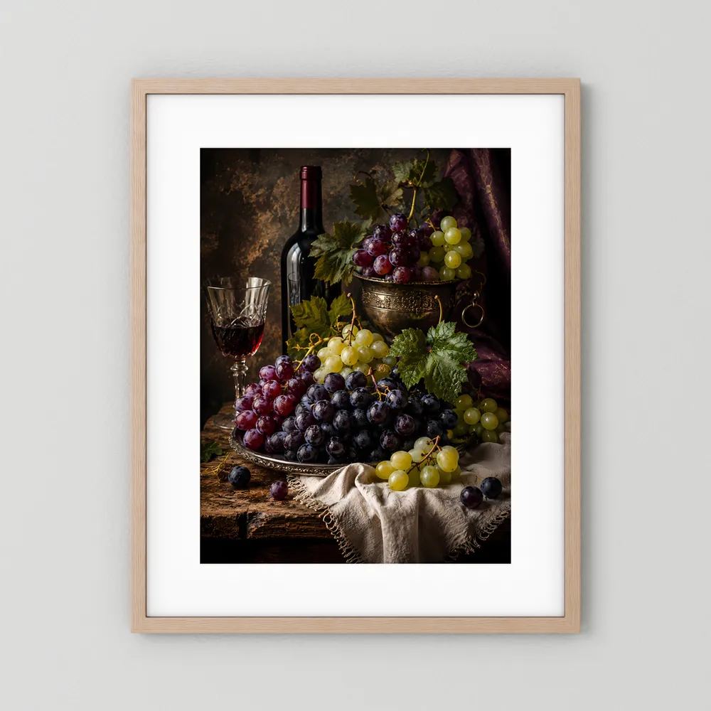 Poster mit Weinflasche und Weintrauben, naturfarbener Holzrahmen