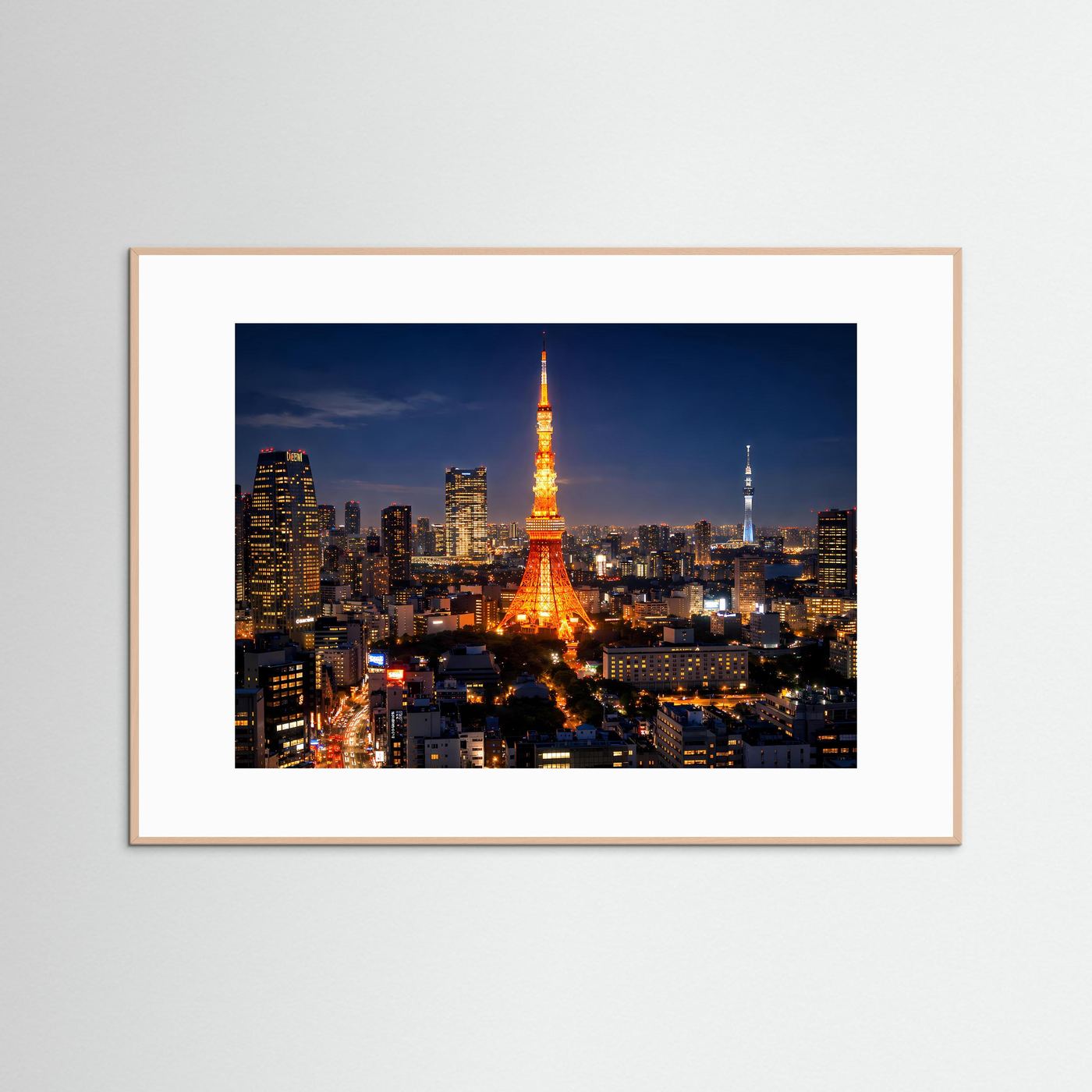 Poster im warmen Holzrahmen mit nächtlicher Tokyo-Skyline und beleuchtetem Tokyo Tower