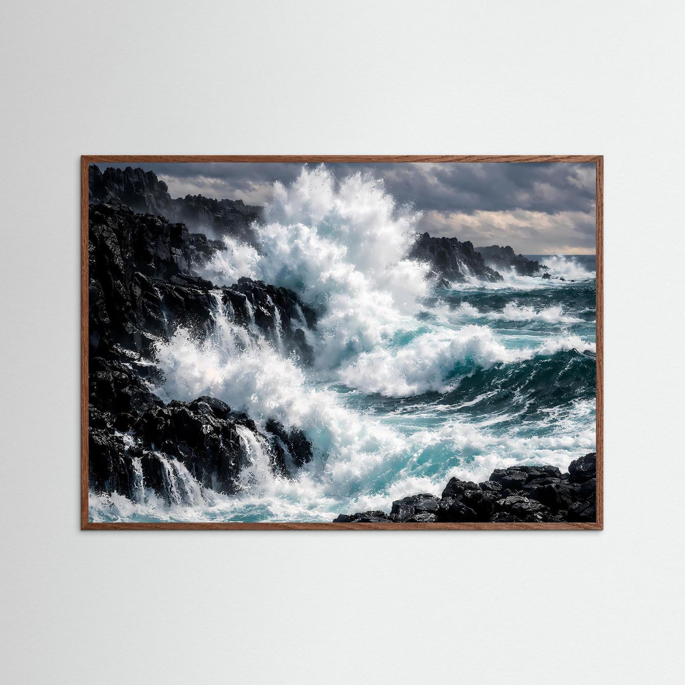 Meer-Wandbild mit Steinküste, Wellen und Felsen im braunen Holzrahmen.