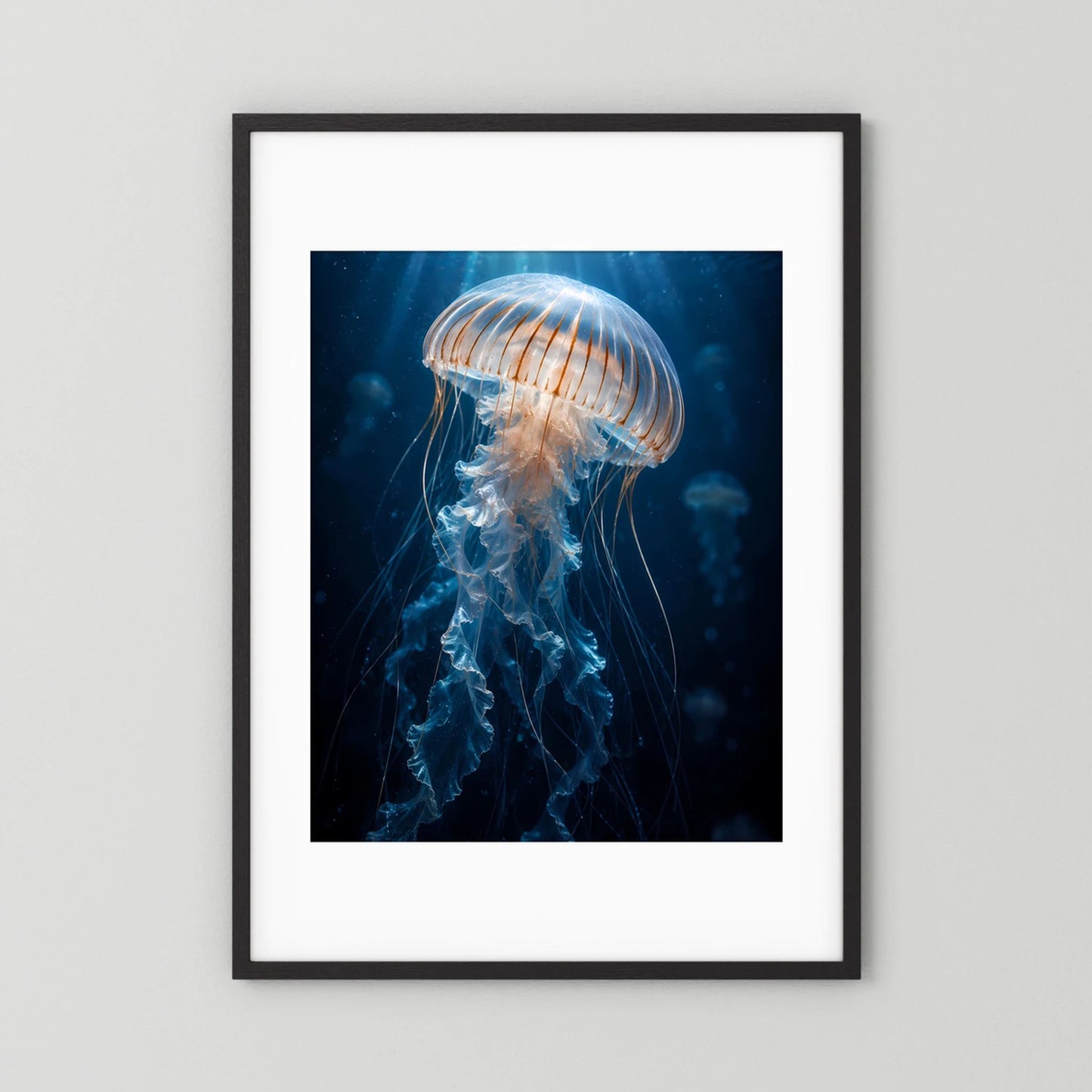 Deko-Poster mit Qualle im Wasser, blau leuchtend, schwarzer Rahmen mit weißem Rand