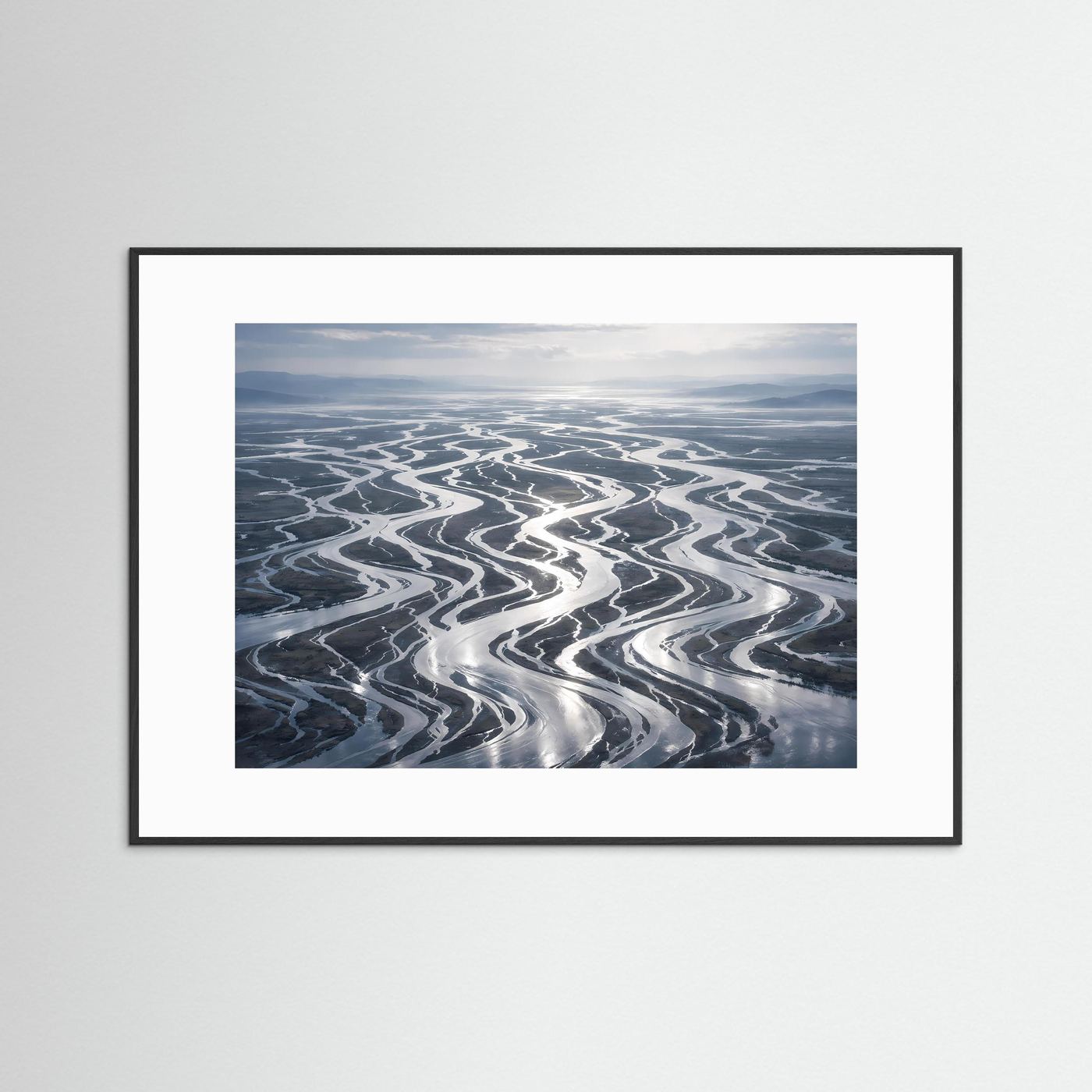 Poster mit schwarzem Rahmen und weißem Passepartout, Vogelperspektive Flussdelta.