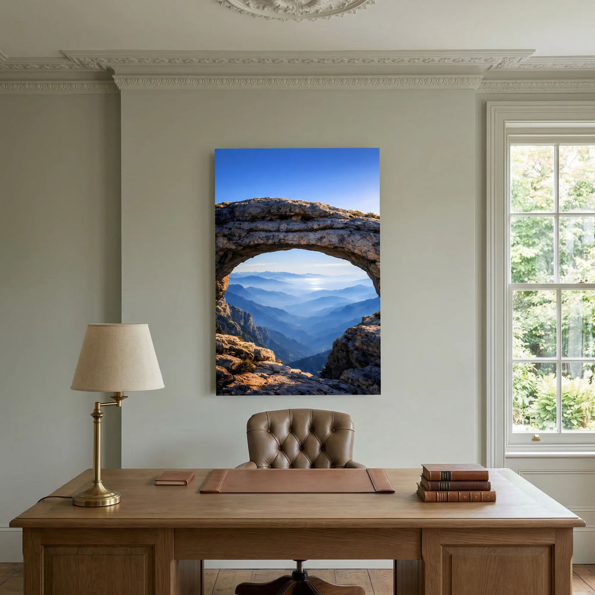 Hochformatiges Poster: Felsbogen mit Blick auf weite, mehrschichtige Berglandschaft