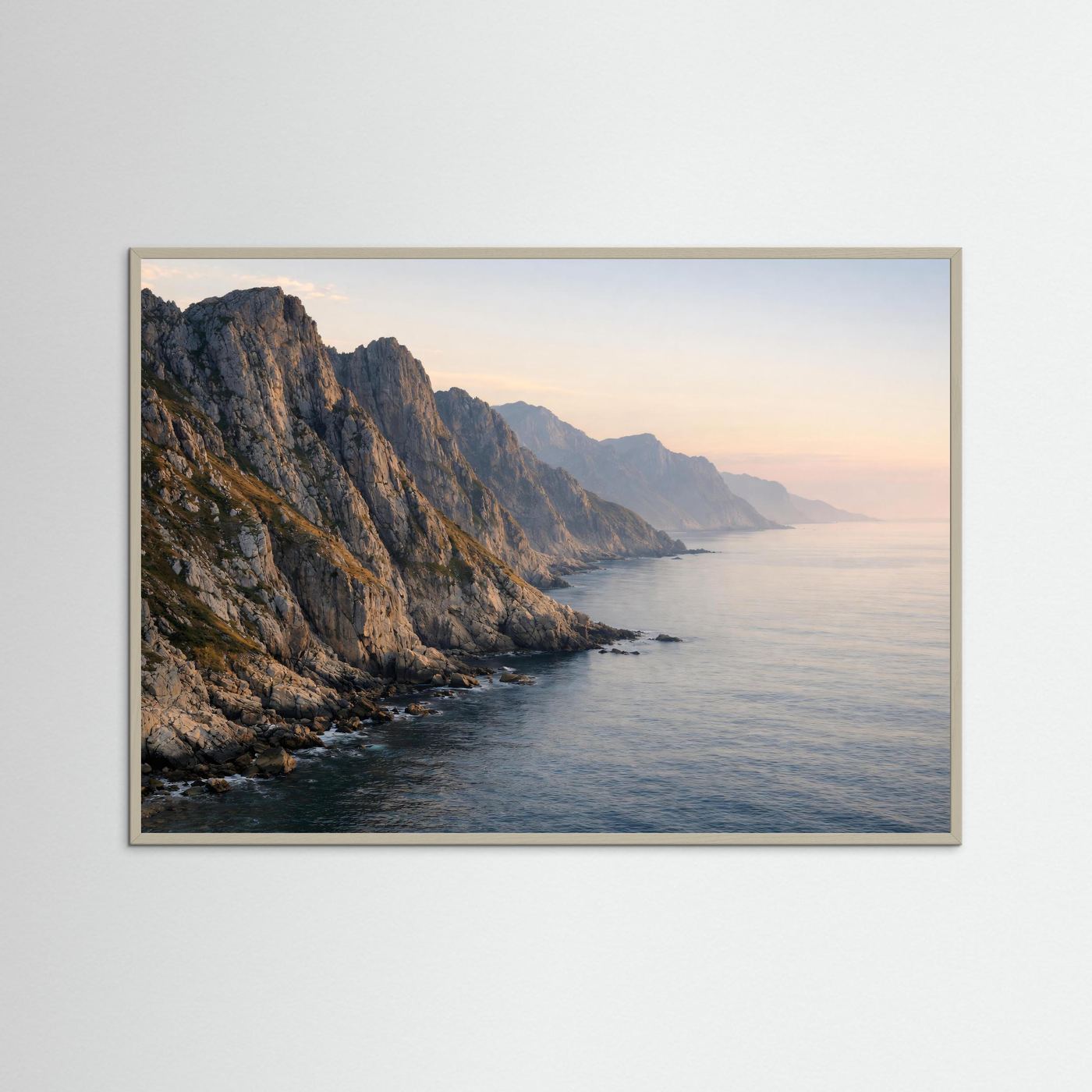 Querformat-Poster mit Küste, Felsklippen und Meer bei Dämmerung, grauer Rahmen