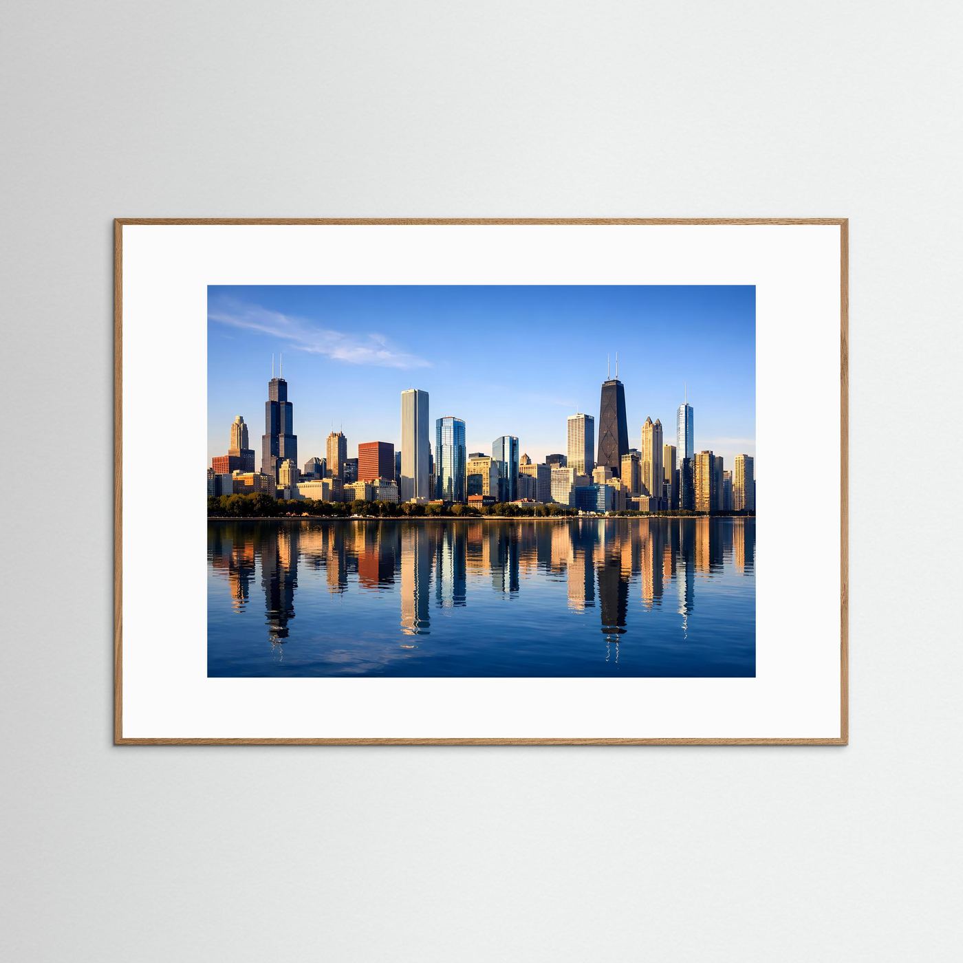 Panorama-Stadtposter Chicago Skyline am Wasser, mit hellem Holzrahmen und weißer Einrahmung.