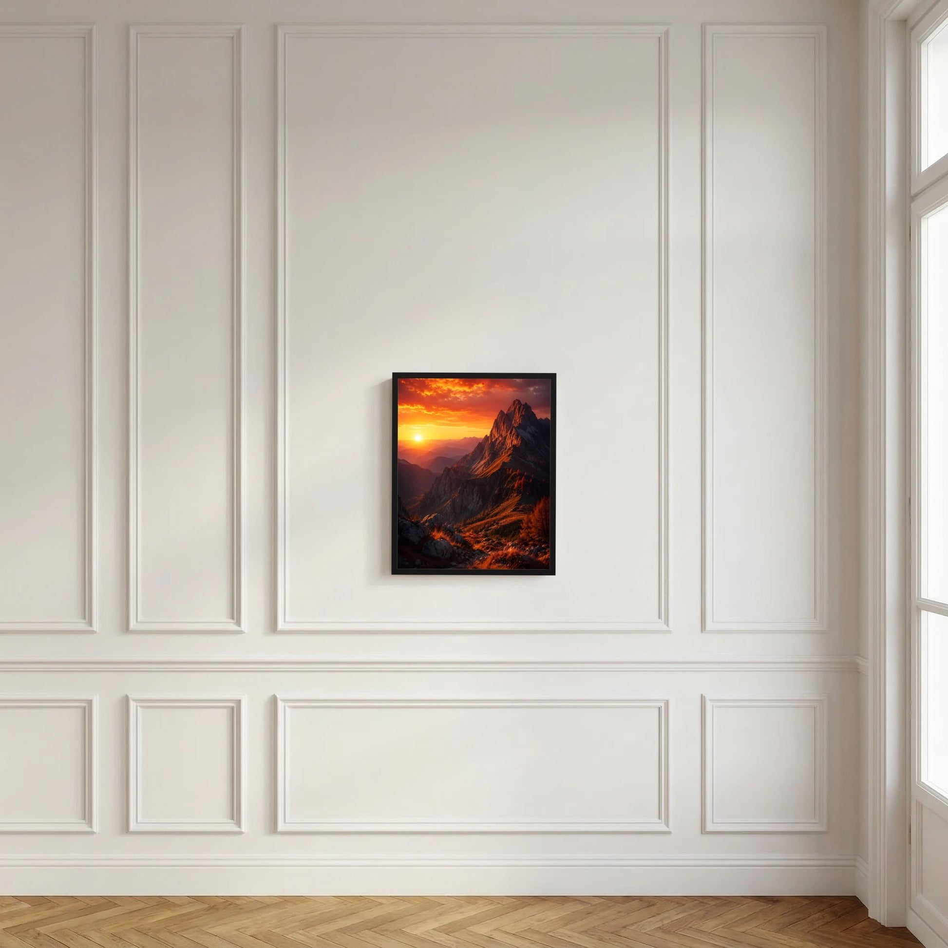 Hochformat-Poster an der Wand mit schwarzem Rahmen: Felsgipfel im Sonnenuntergang, orangefarbene Wolken.