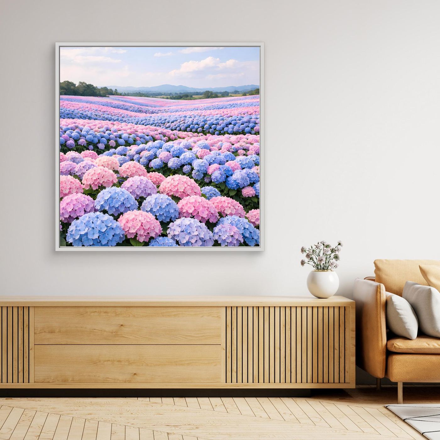 Gerahmtes Leinwandbild mit Hortensienfeld in Pastellrosa und Hellblau, weißer Rahmen