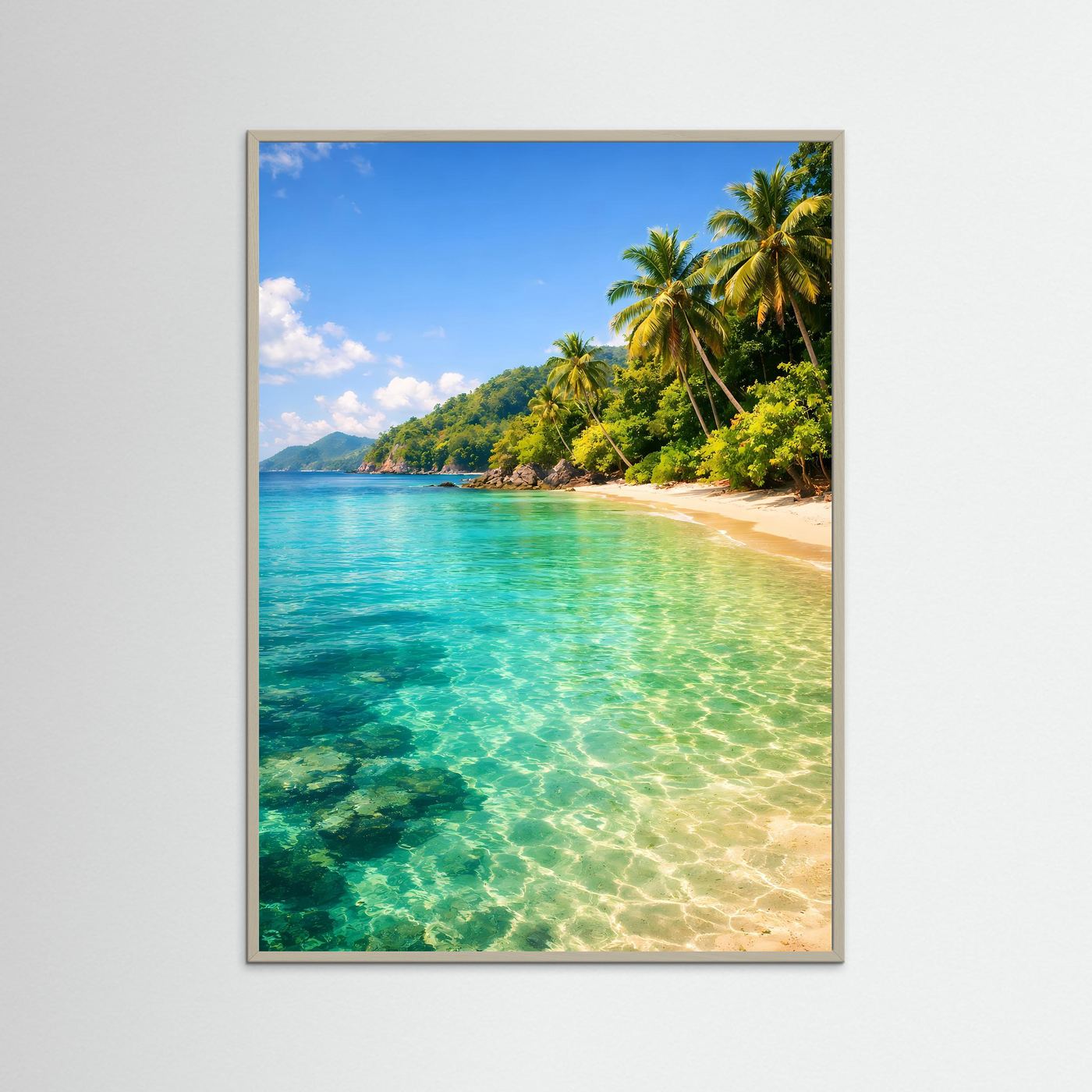 Strandposter mit hellem grauem Rahmen: türkisfarbenes Wasser, Sandstrand und Palmen