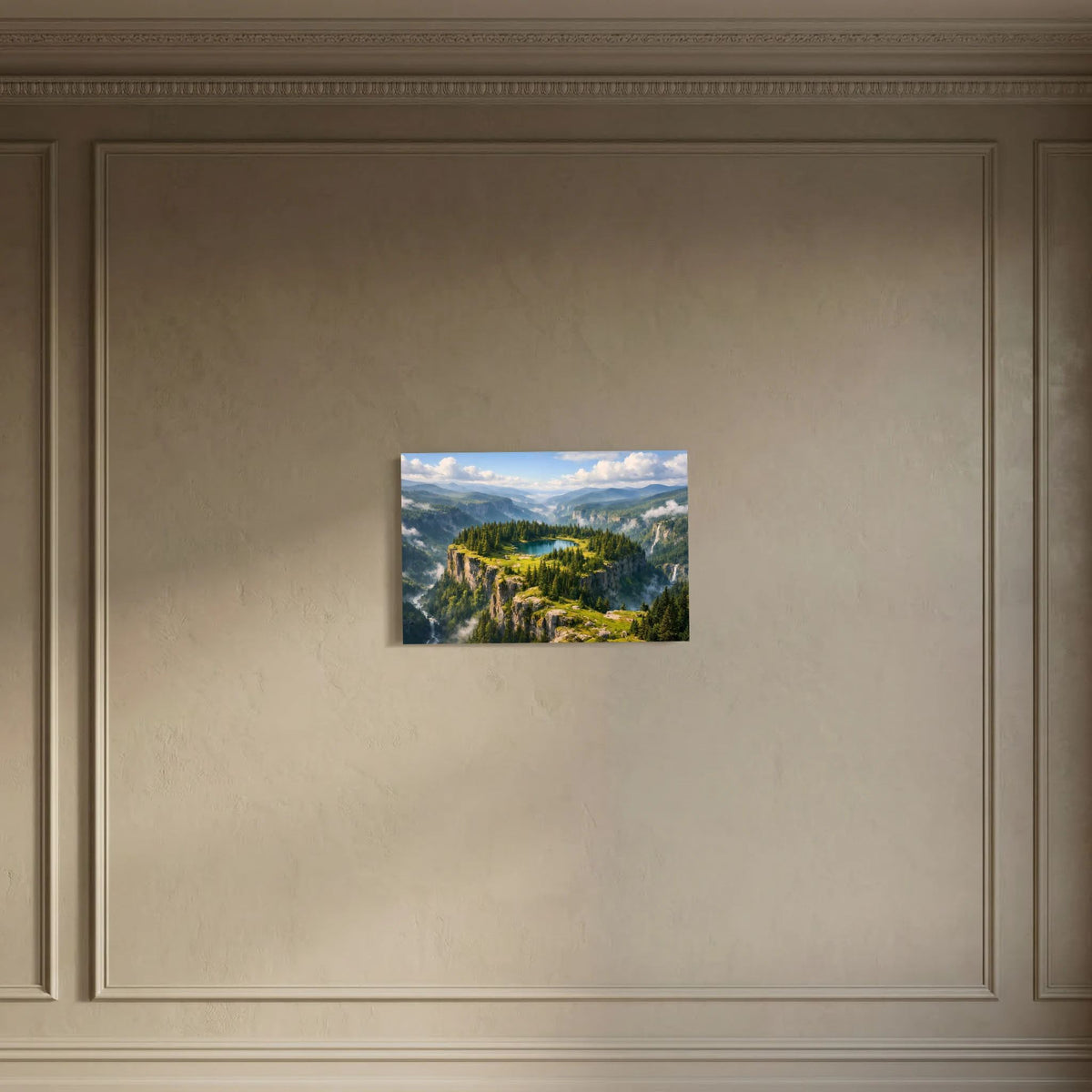 Wandbild im Querformat mit Bergsee auf Felsplateau, Tannenwald und Hügelpanorama