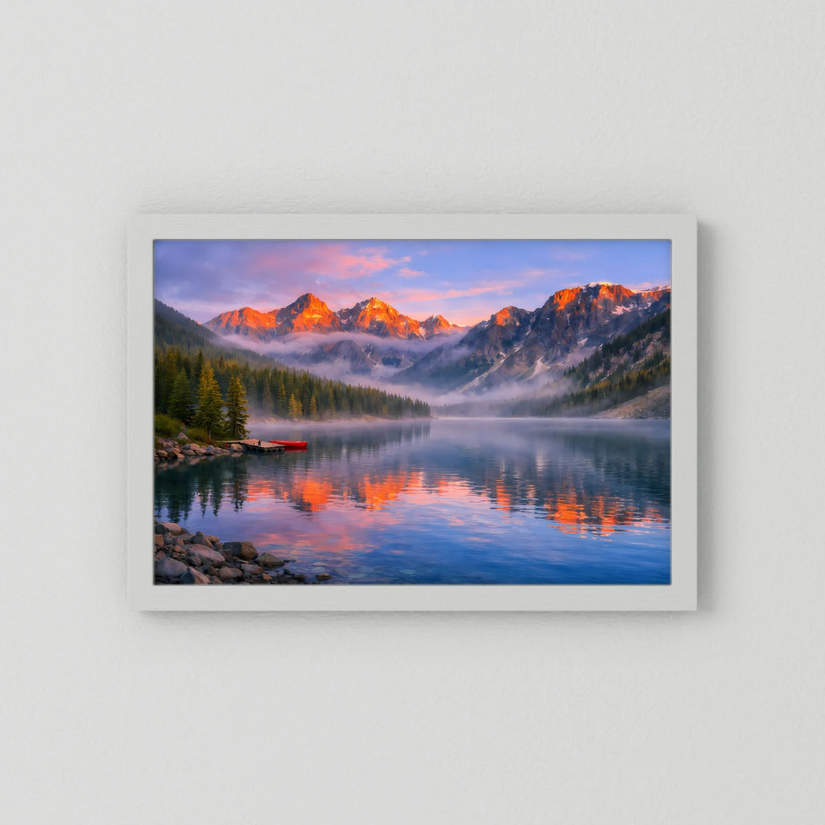 Querformatiges Wandbild mit Alpen-See-Landschaft bei Sonnenuntergang im weißen Rahmen