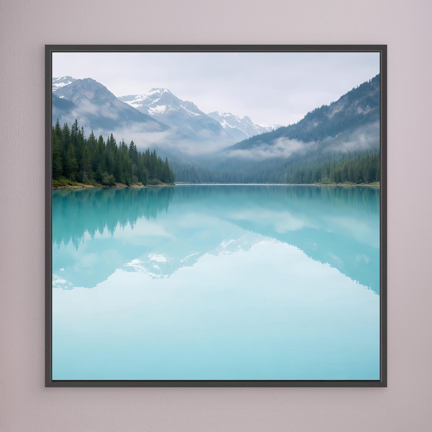Leinwandbild Bergsee mit türkiser Spiegelung, Berge & Tannenwald, dunkel gerahmt