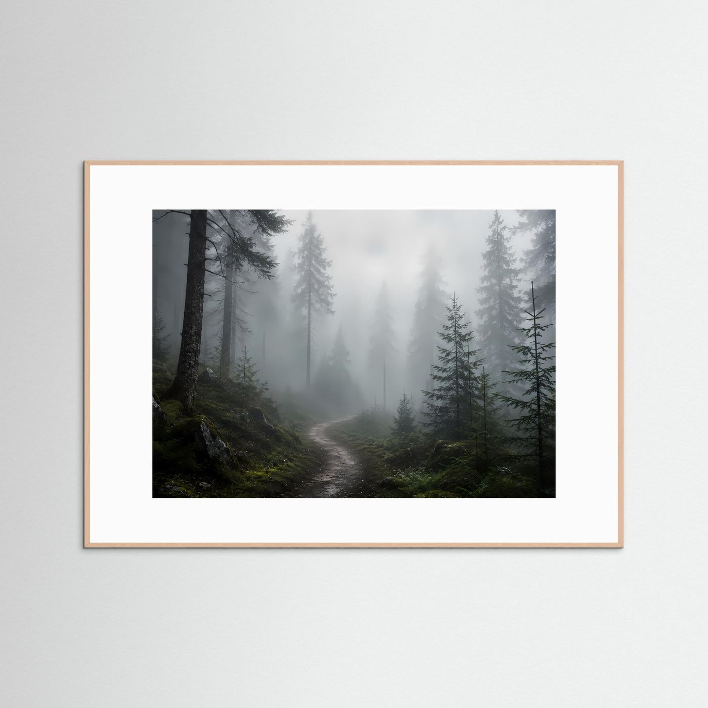 Gerahmter Kunstdruck: Waldweg im dunklen Tannenwald, Nebel, hellbrauner Holzrahmen